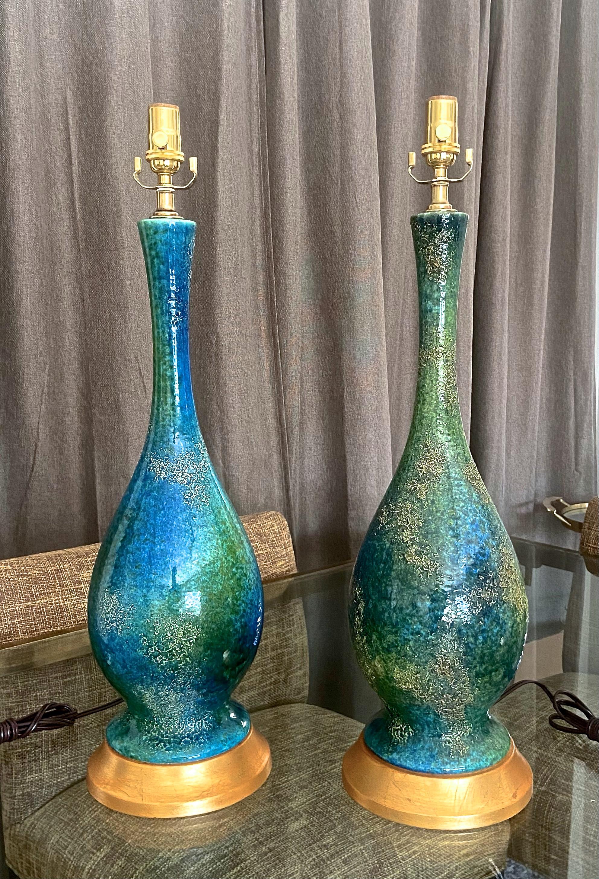 Mid-Century Modern Paire de lampes de table étrusques en céramique bleue et verte Haeger