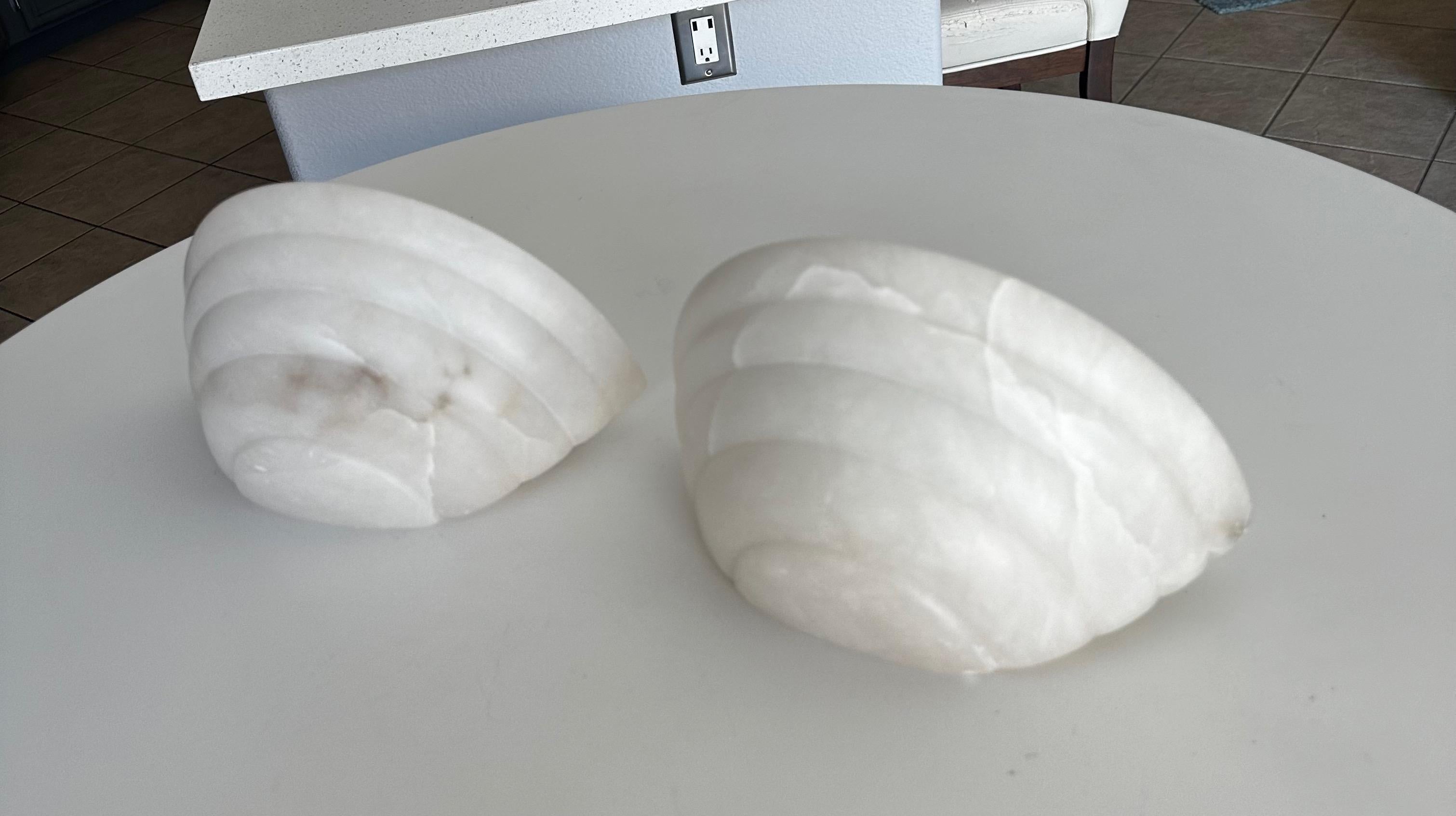 Ein Paar Halbmond-Wandleuchten aus Alabaster im Deko-Stil 4