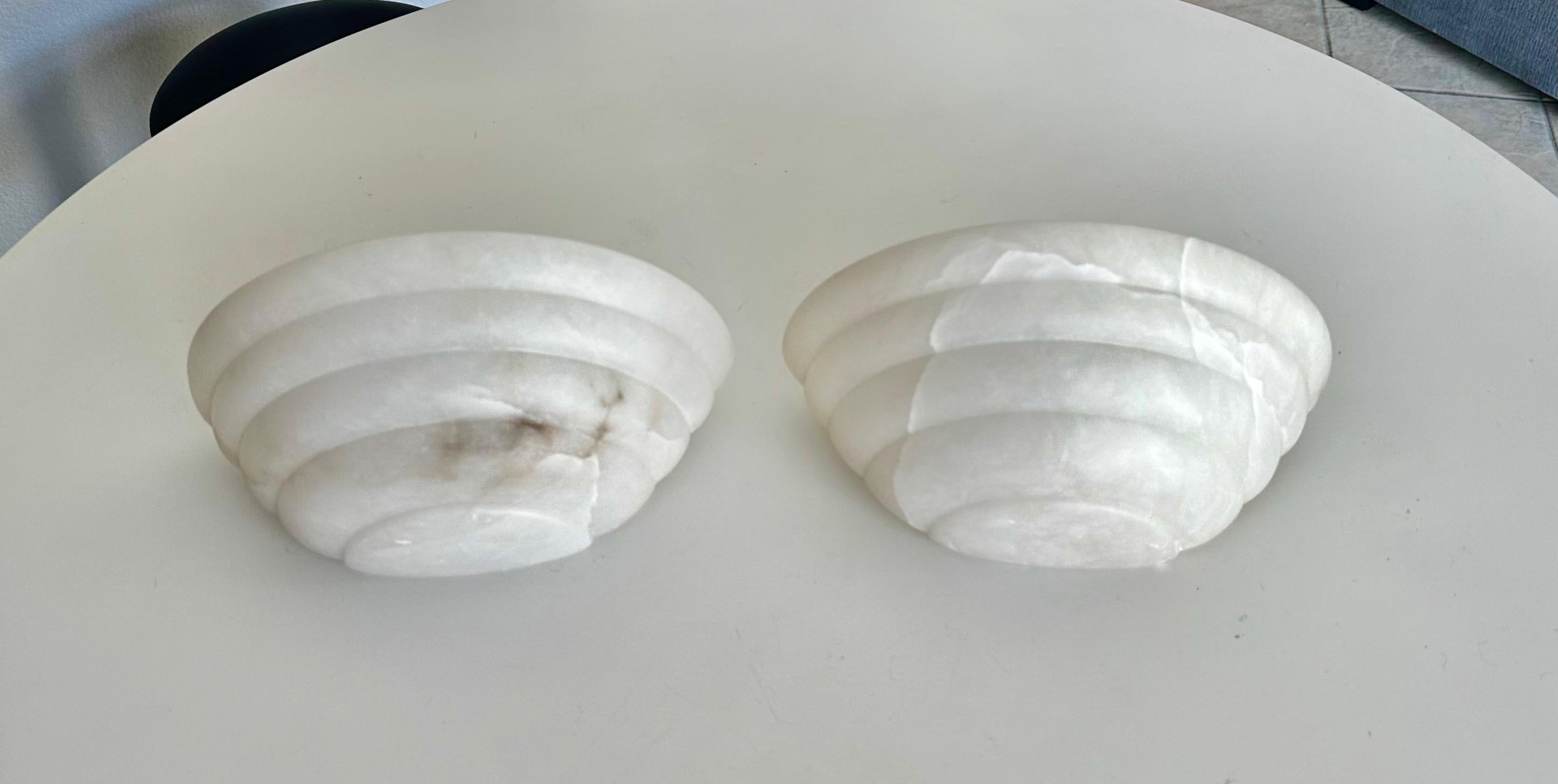 Ein Paar Halbmond-Wandleuchten aus Alabaster im Deko-Stil 5