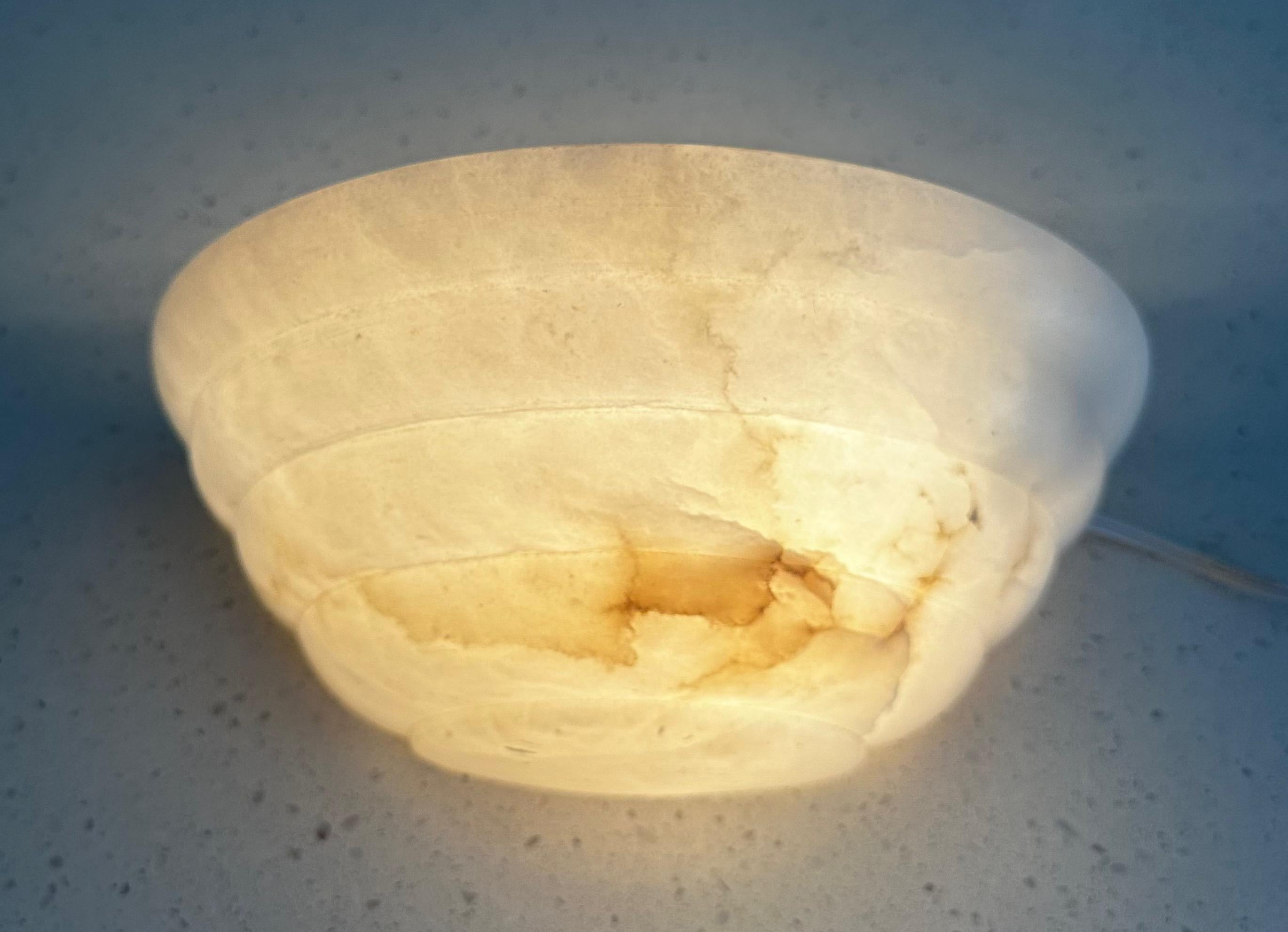 Ein Paar Halbmond-Wandleuchten aus Alabaster im Deko-Stil 6