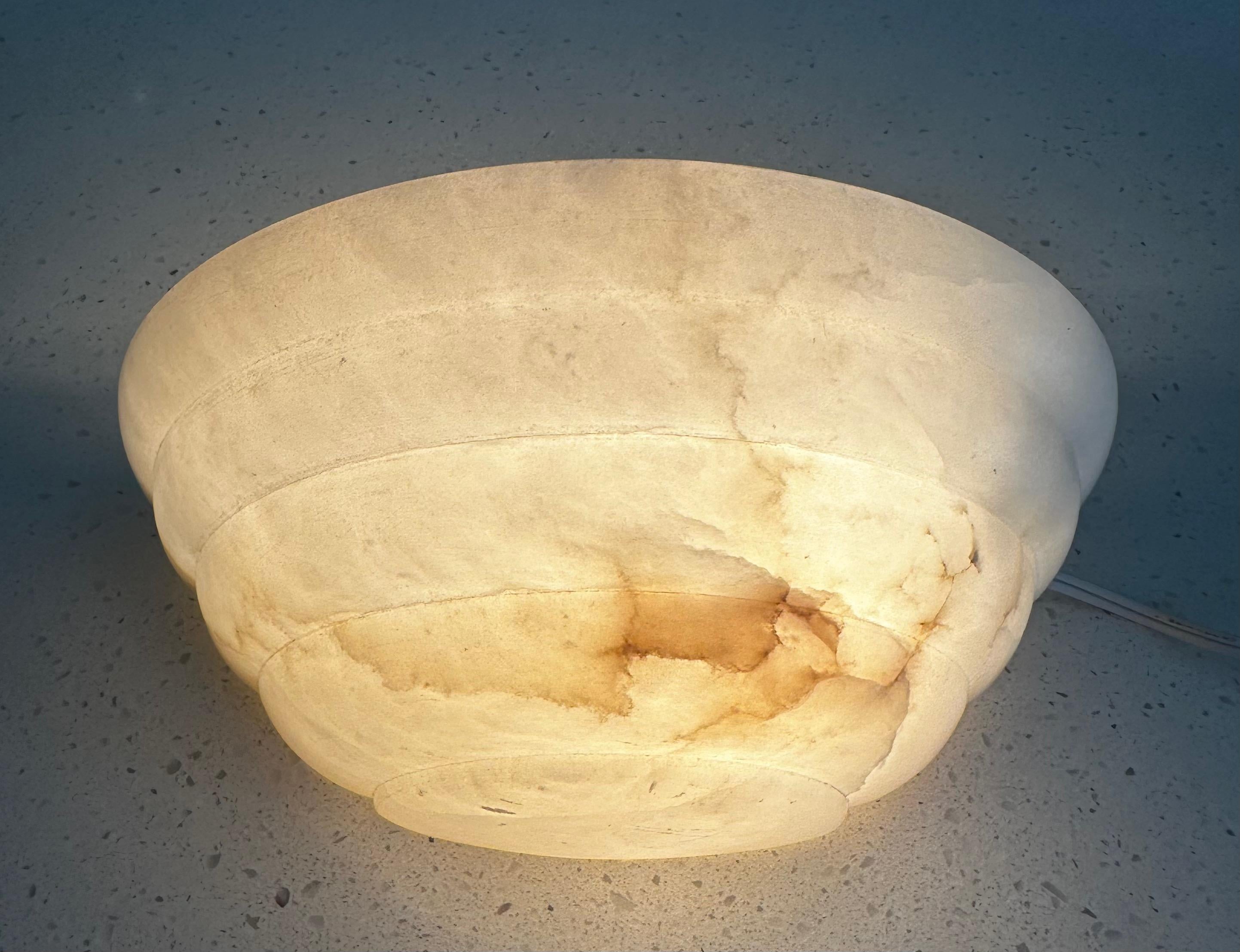 Ein Paar Halbmond-Wandleuchten aus Alabaster im Deko-Stil 7