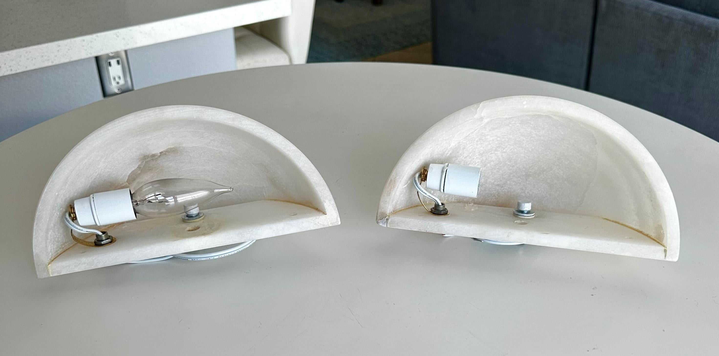 Ein Paar Halbmond-Wandleuchten aus Alabaster im Deko-Stil 8
