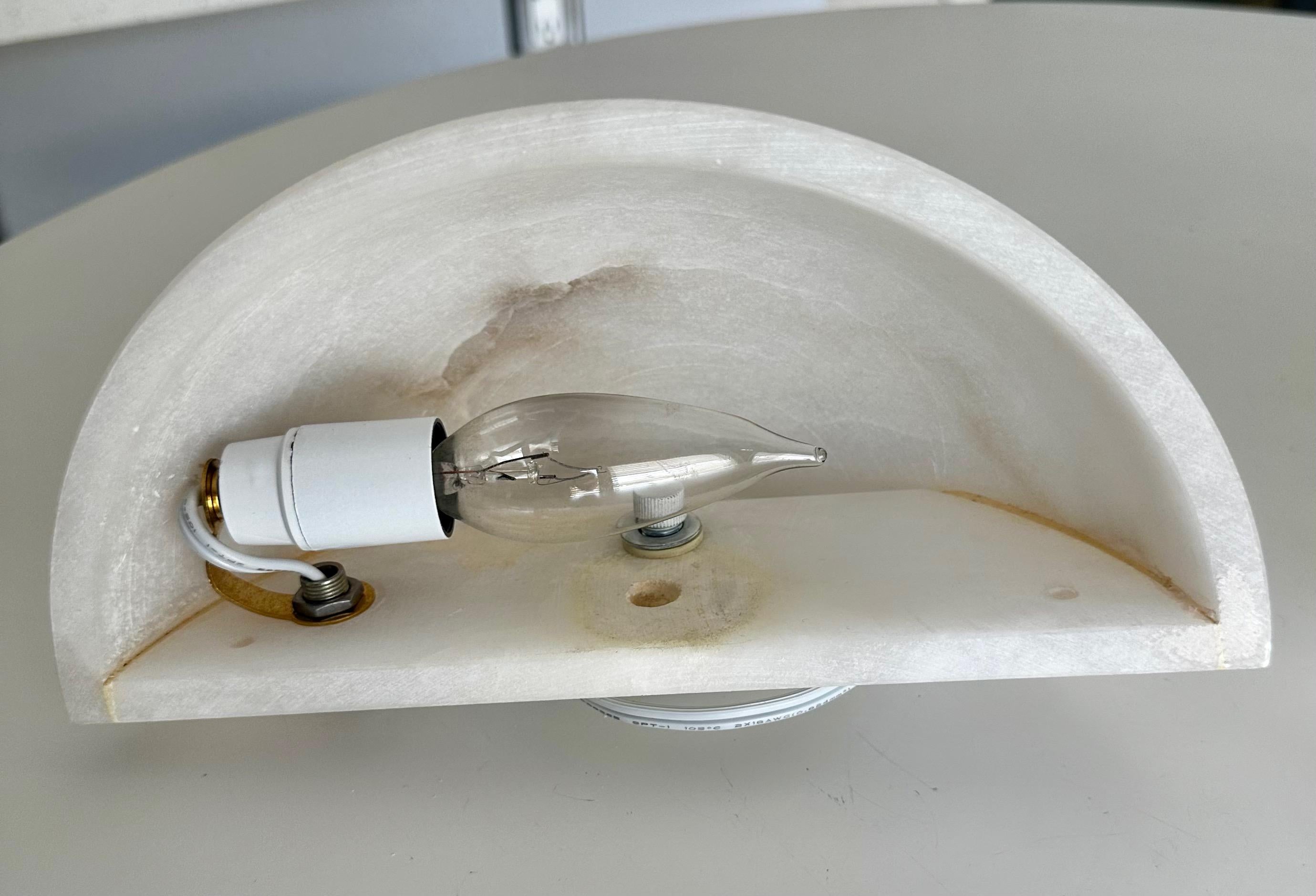Ein Paar Halbmond-Wandleuchten aus Alabaster im Deko-Stil 9