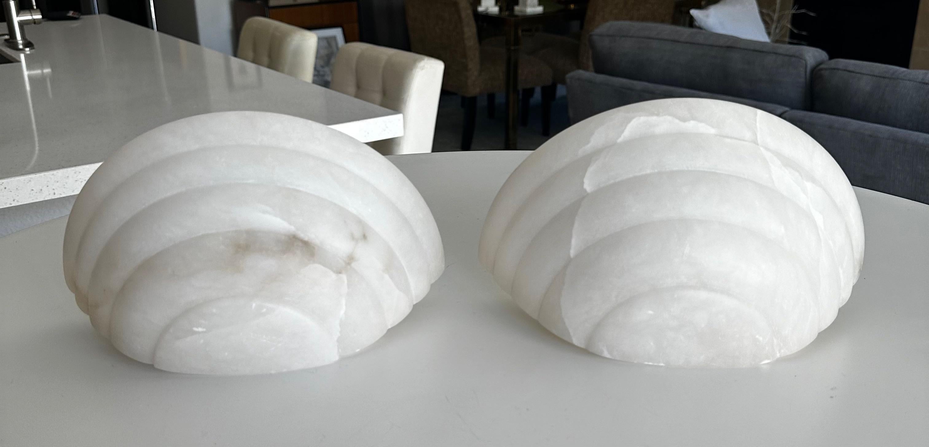 Ein Paar Halbmond-Wandleuchten aus Alabaster im Deko-Stil 11