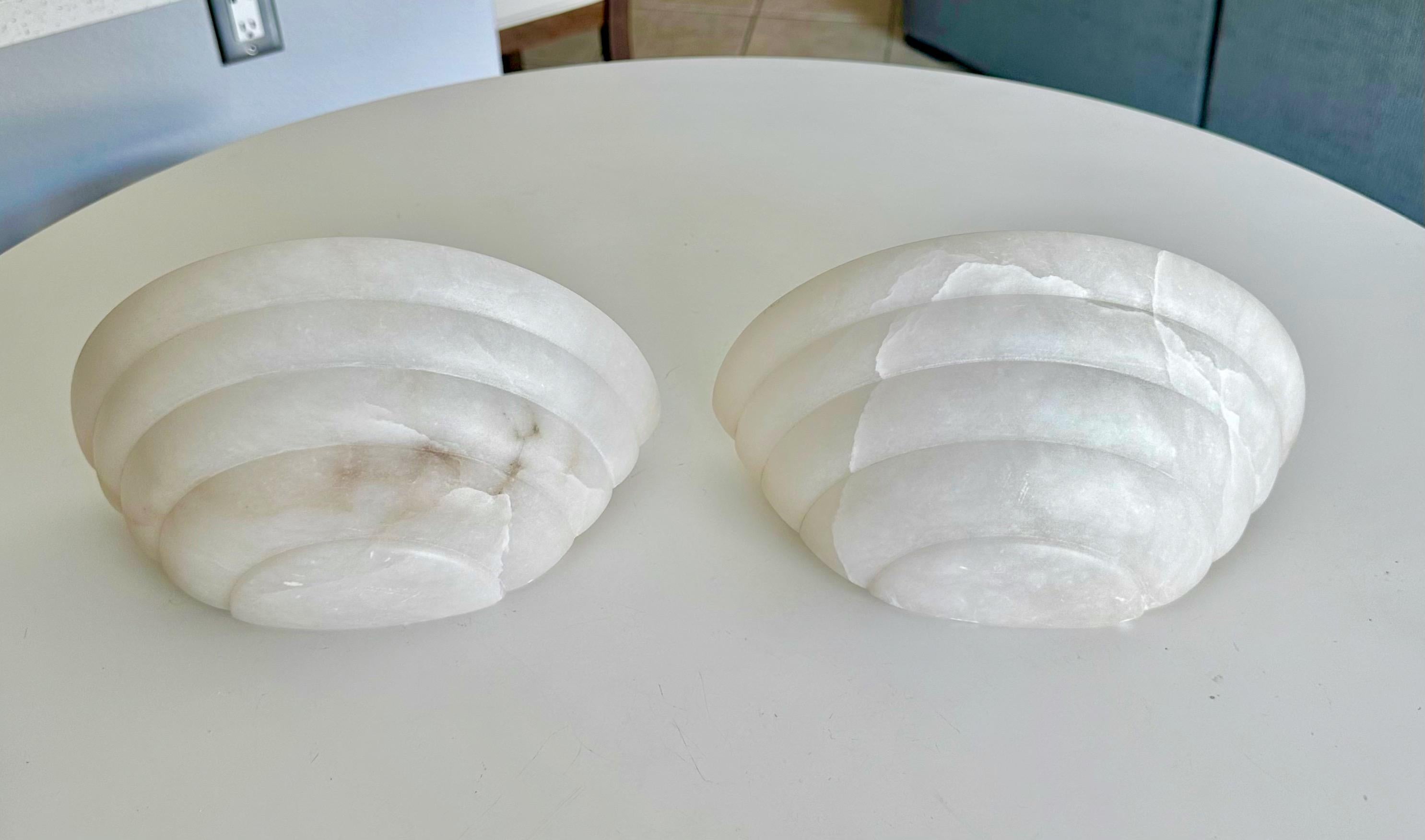 Paar Alabaster-Halbmond- oder Viertelform-Wandleuchter im Art-Deco-Stil. Kleinere Wandleuchten, die sich perfekt für einen kleinen Eingangsbereich oder eine Nasszelle eignen. Neu verdrahtet, verwendet normale Glühbirnen in Kandelabergröße. 