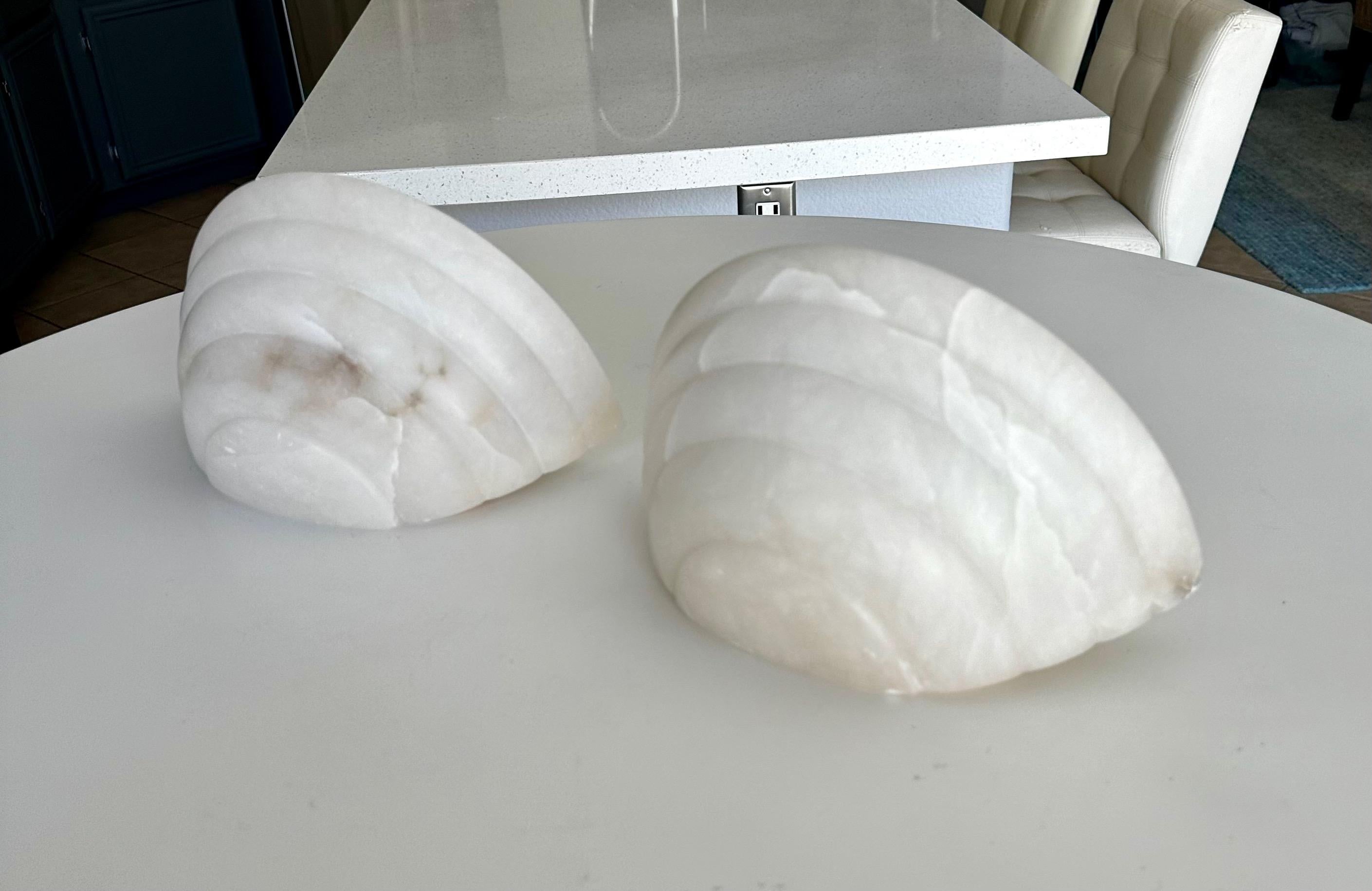 Ein Paar Halbmond-Wandleuchten aus Alabaster im Deko-Stil (Spanisch)