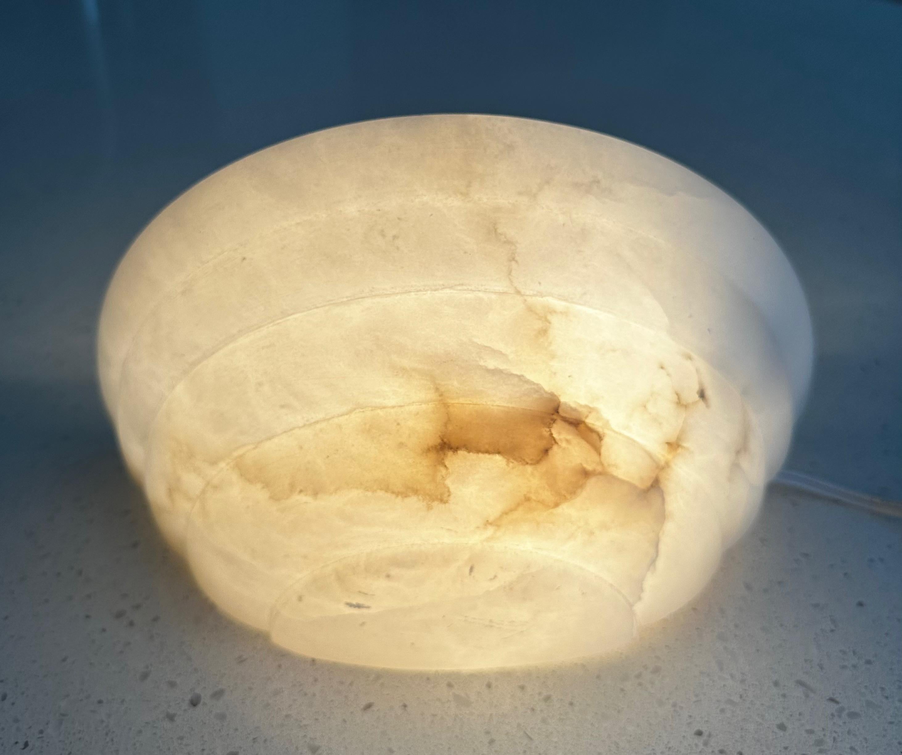 Ein Paar Halbmond-Wandleuchten aus Alabaster im Deko-Stil im Zustand „Gut“ in Palm Springs, CA