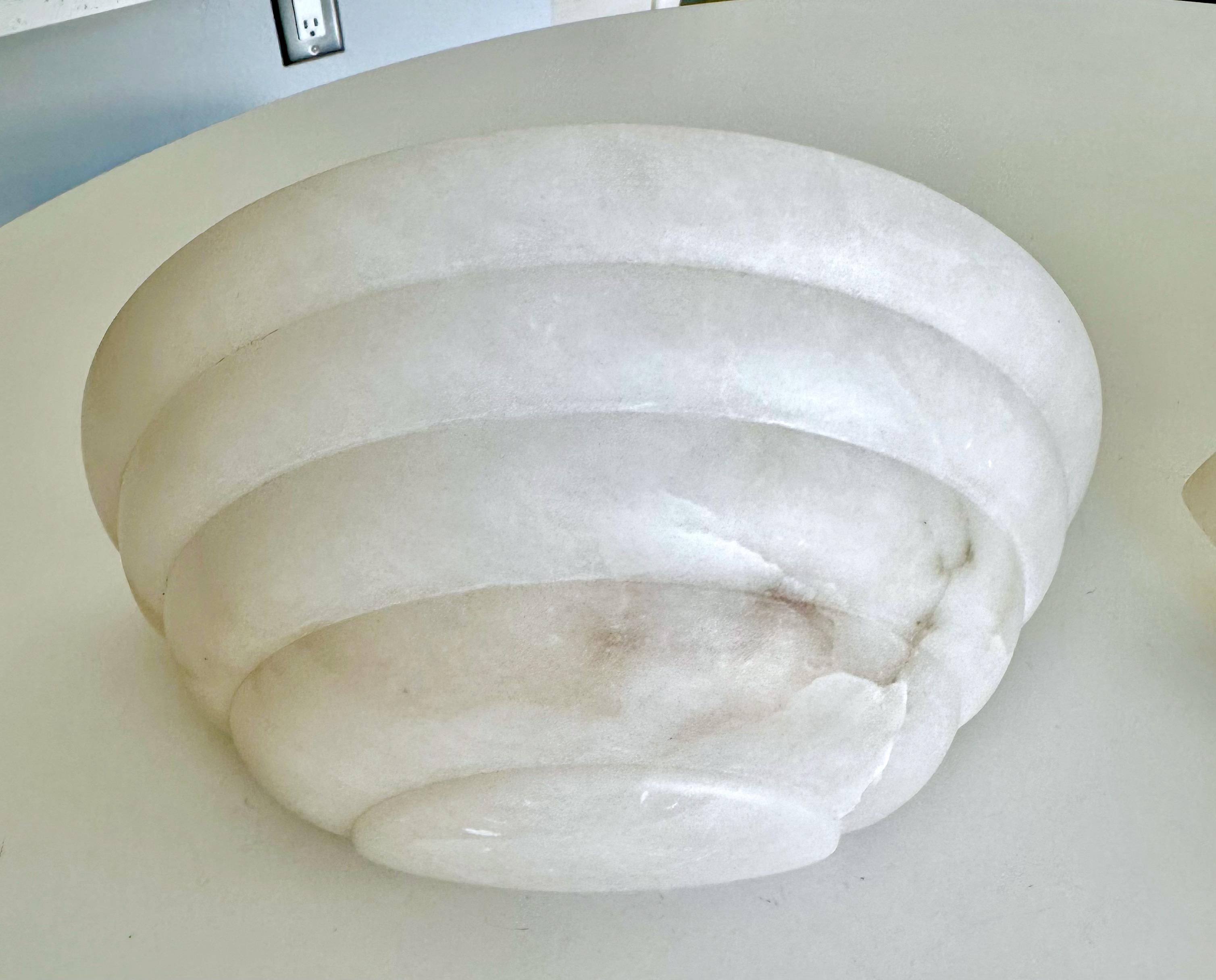 Ein Paar Halbmond-Wandleuchten aus Alabaster im Deko-Stil (Mitte des 20. Jahrhunderts)