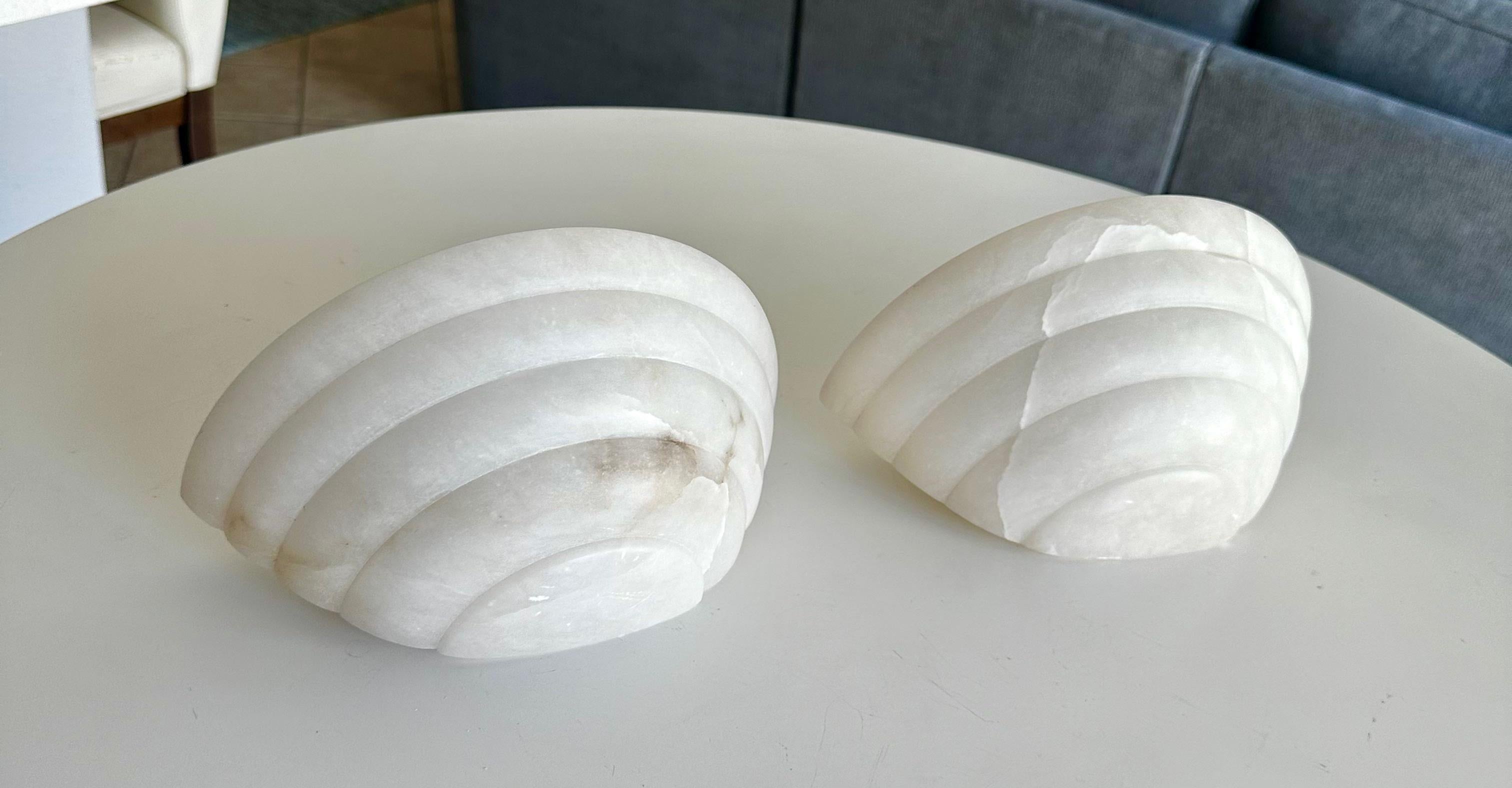 Ein Paar Halbmond-Wandleuchten aus Alabaster im Deko-Stil (Metall)