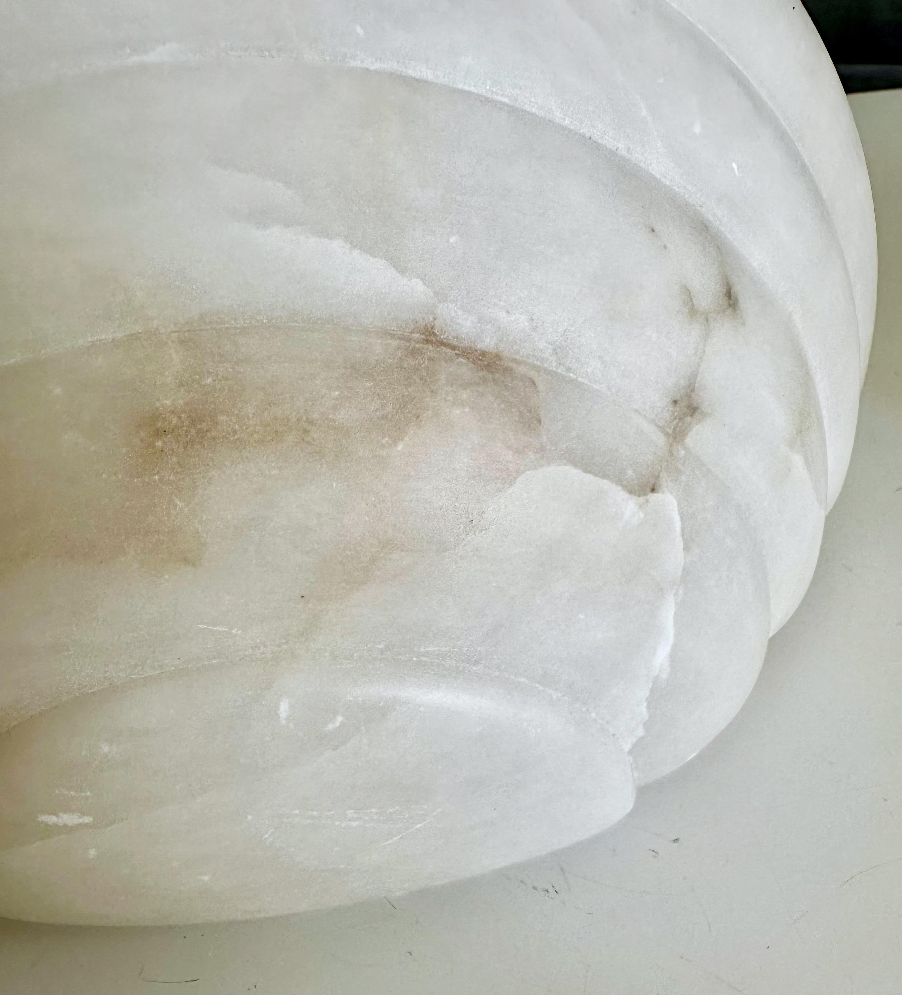 Ein Paar Halbmond-Wandleuchten aus Alabaster im Deko-Stil 1
