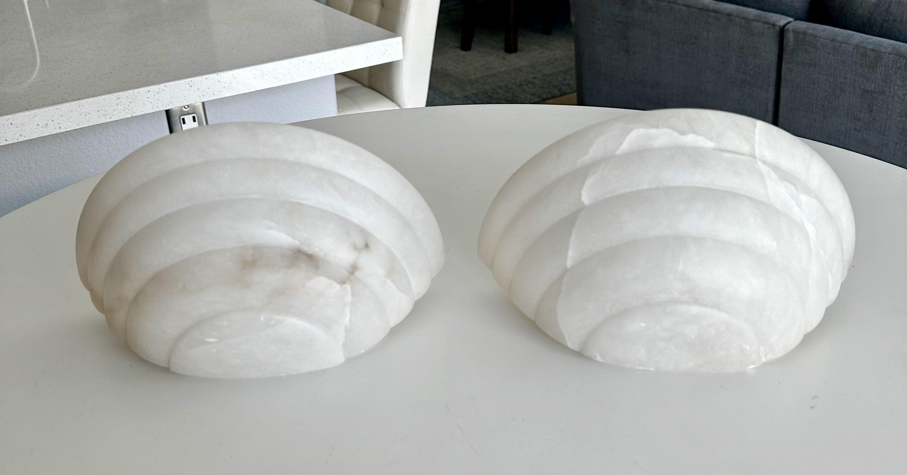 Ein Paar Halbmond-Wandleuchten aus Alabaster im Deko-Stil 2