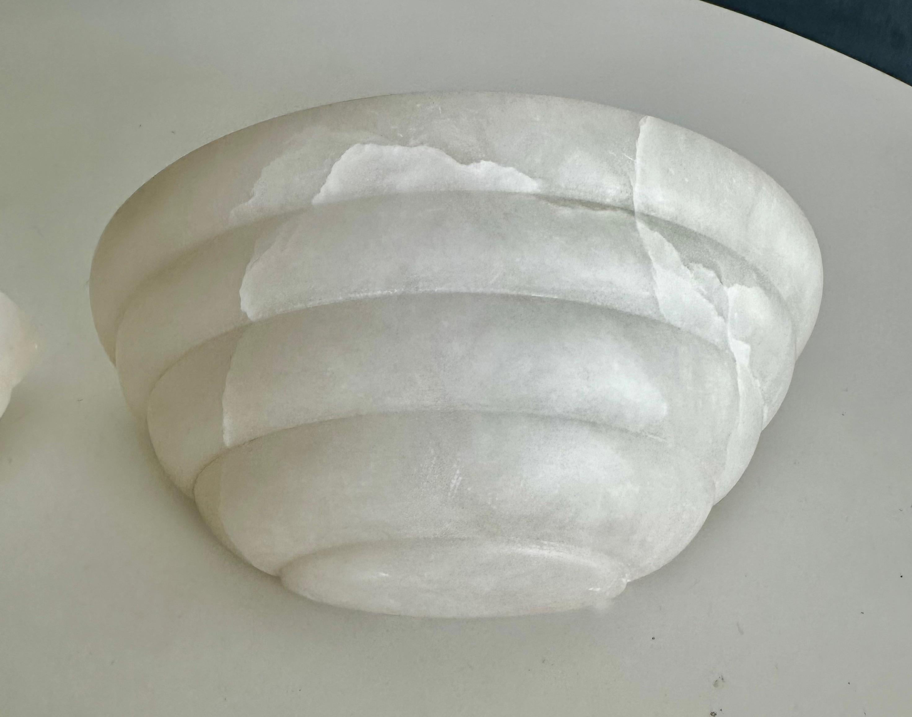 Ein Paar Halbmond-Wandleuchten aus Alabaster im Deko-Stil 3