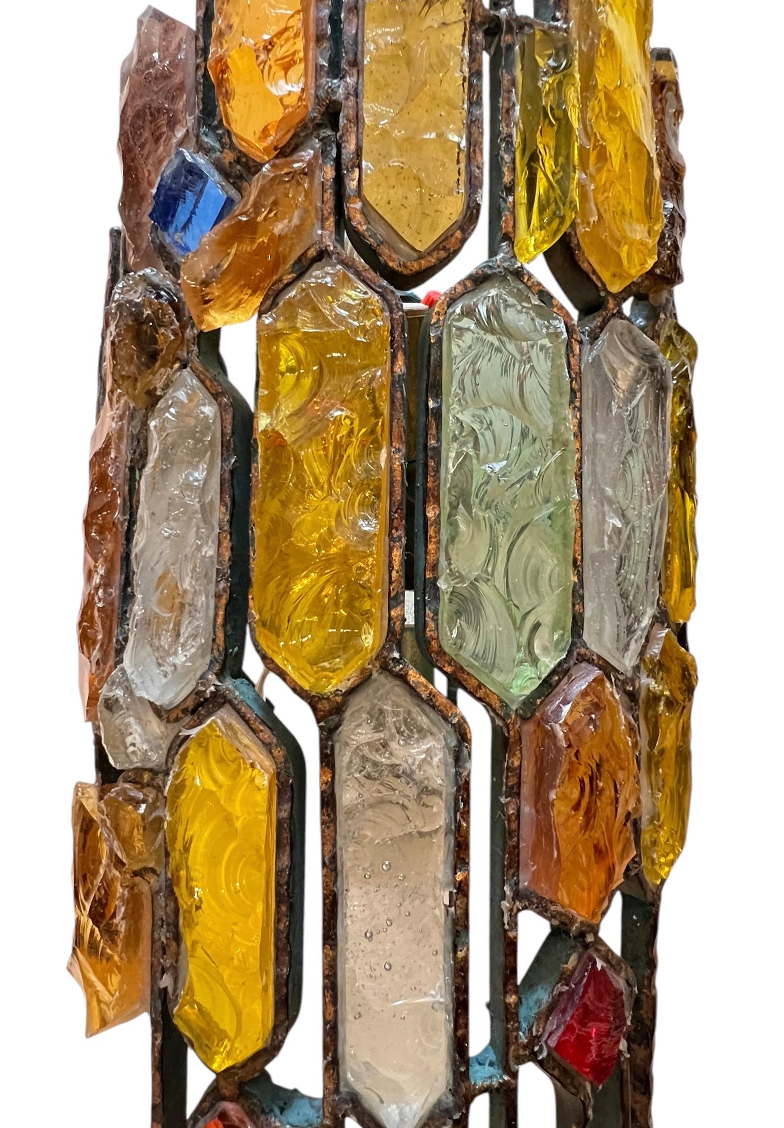 Zwei brutalistische italienische Wandleuchten aus gehämmertem Glas und Schmiedeeisen von Longboard, Italien 1970er Jahre. Mehrfarbiges Glas und teilweises Blattgold Guild im Schmiedeeisen. Toller Vintage-Zustand mit altersgemäßen Gebrauchsspuren.