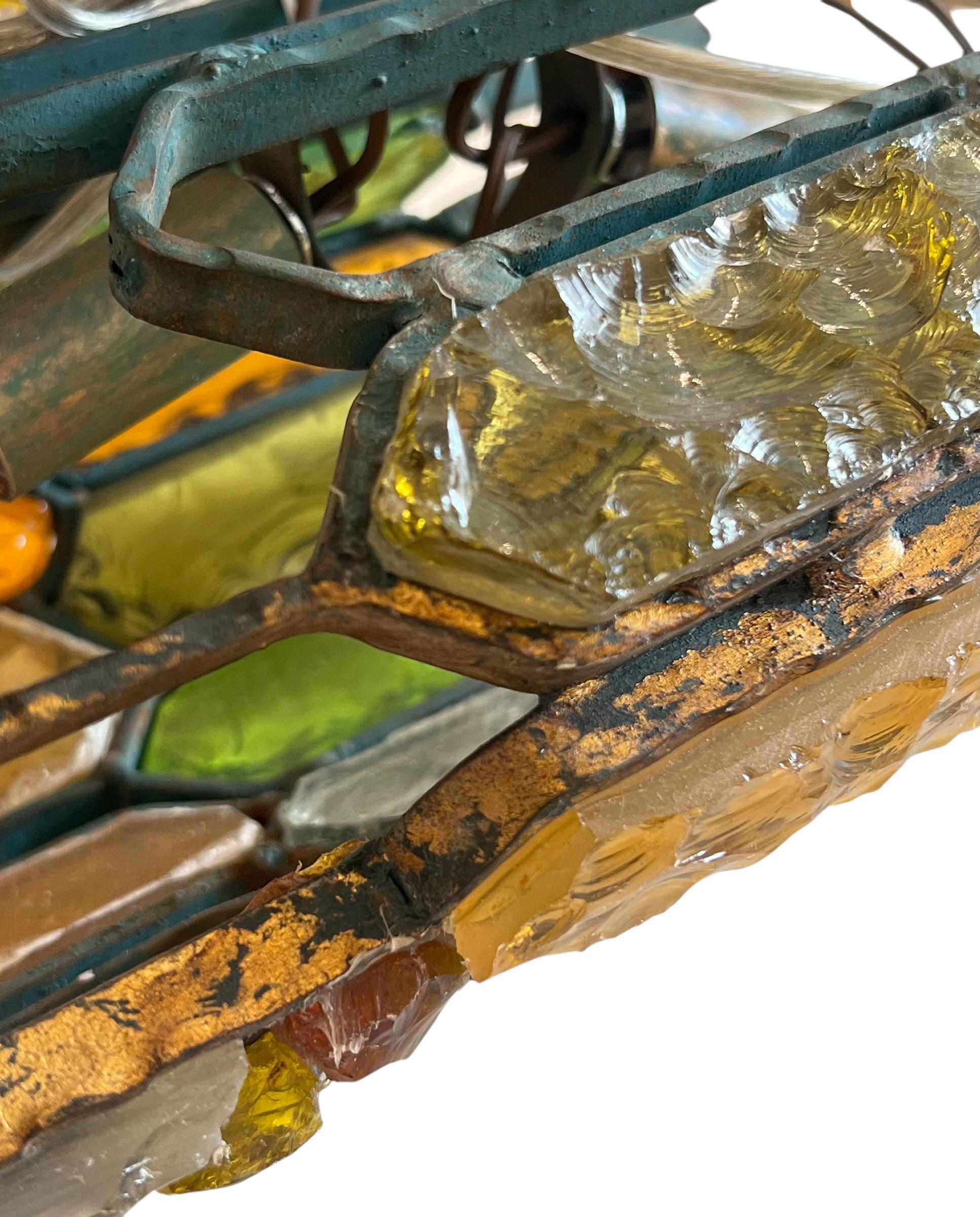 Paar schmiedeeiserne Wandleuchter aus gehämmertem Glas und Blattgold von Longboard, Italien, 1970er Jahre (Italienisch) im Angebot