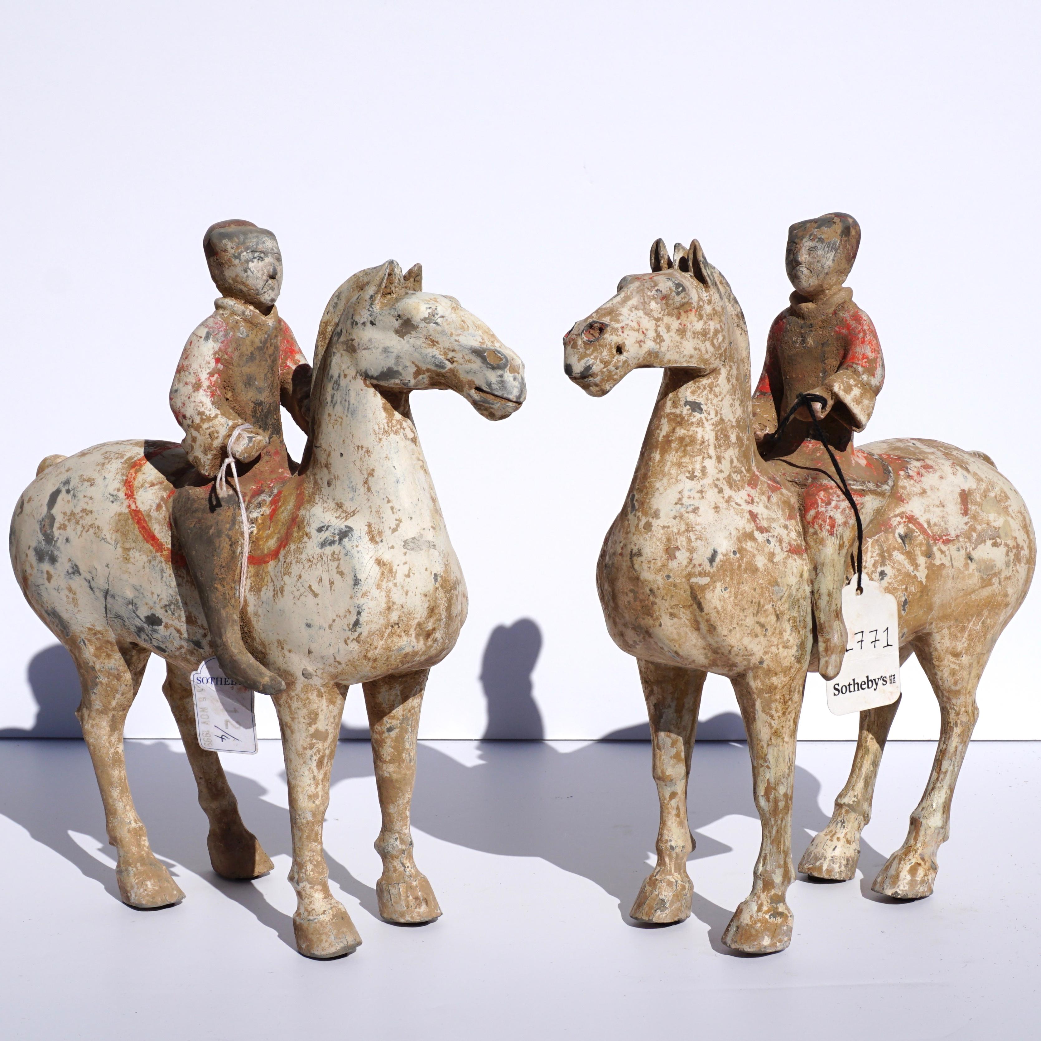 Une merveilleuse paire de chevaux et cavaliers équestres polychromes peints Ex Sotheby's en poterie grise, présente magnifiquement et garantie authentique avec provenance et COA.

Mesures : Hauteur 11,5 pouces et largeur 11 pouces

État :