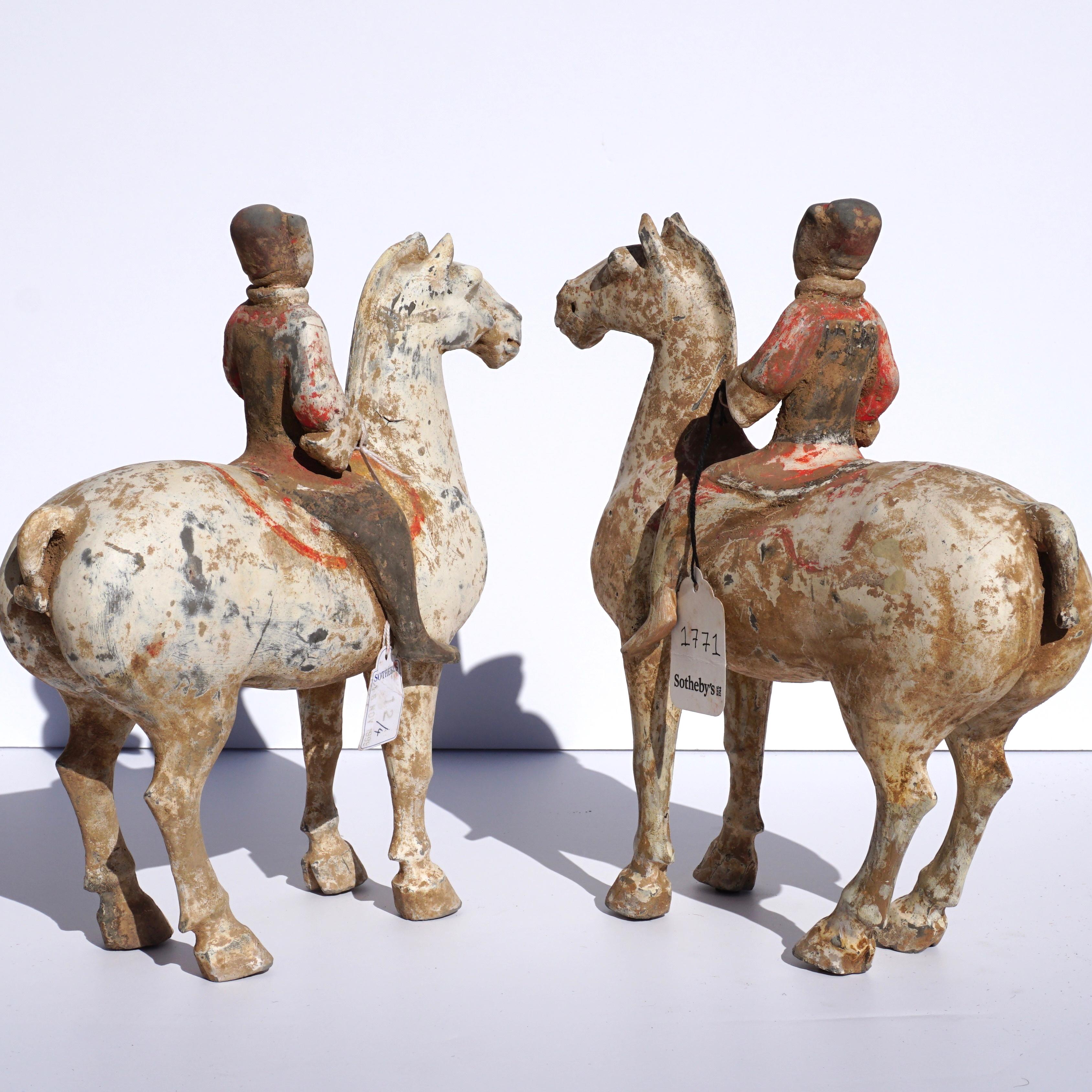 Chinois Paire de chevaux et cavaliers équestres en poterie de la dynastie Han en vente