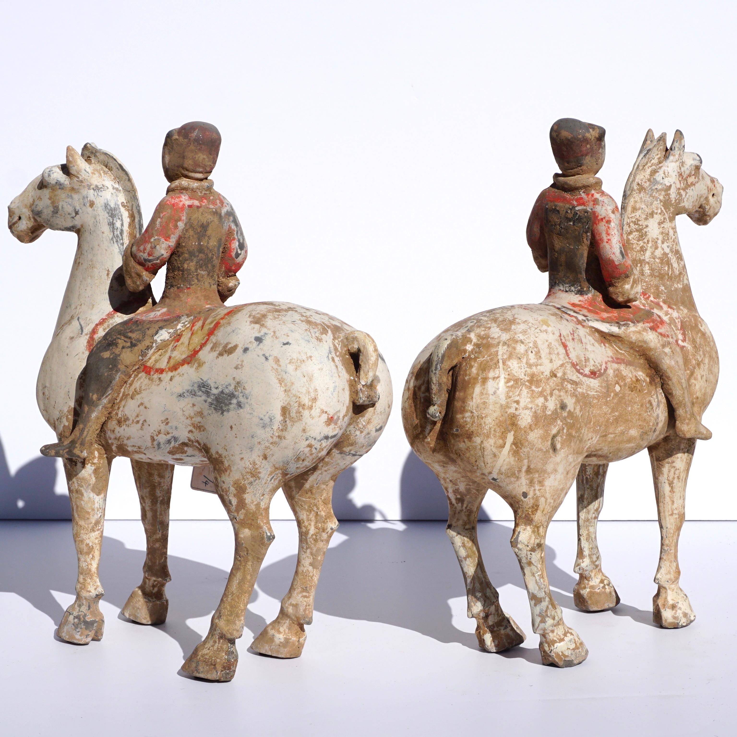 Polychromé Paire de chevaux et cavaliers équestres en poterie de la dynastie Han en vente