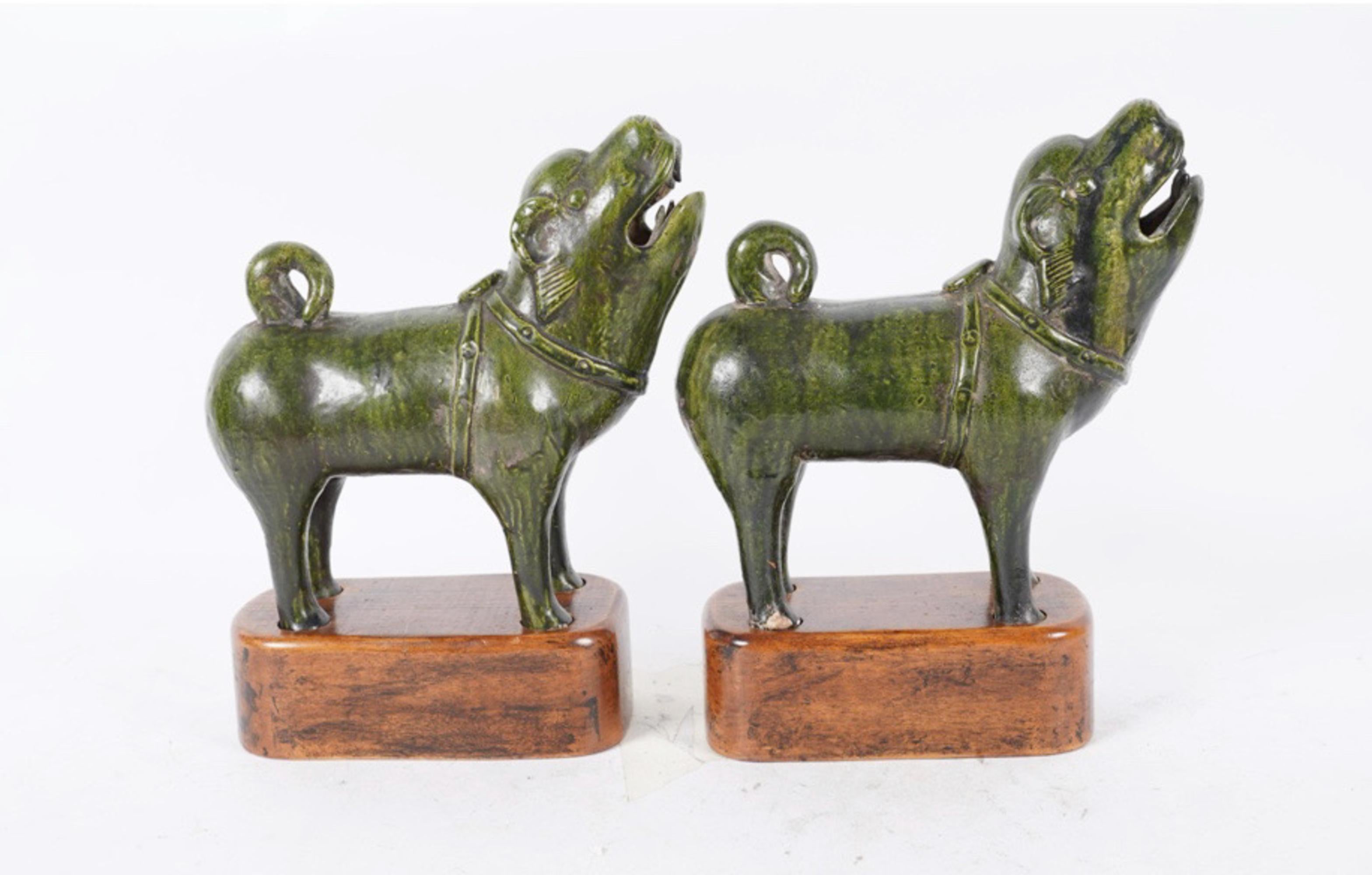 Il s'agit d'une superbe paire de figurines de chien chinoises à glaçure verte sur socle. Les chiens datent du début ou du milieu du XXe siècle et sont marqués 