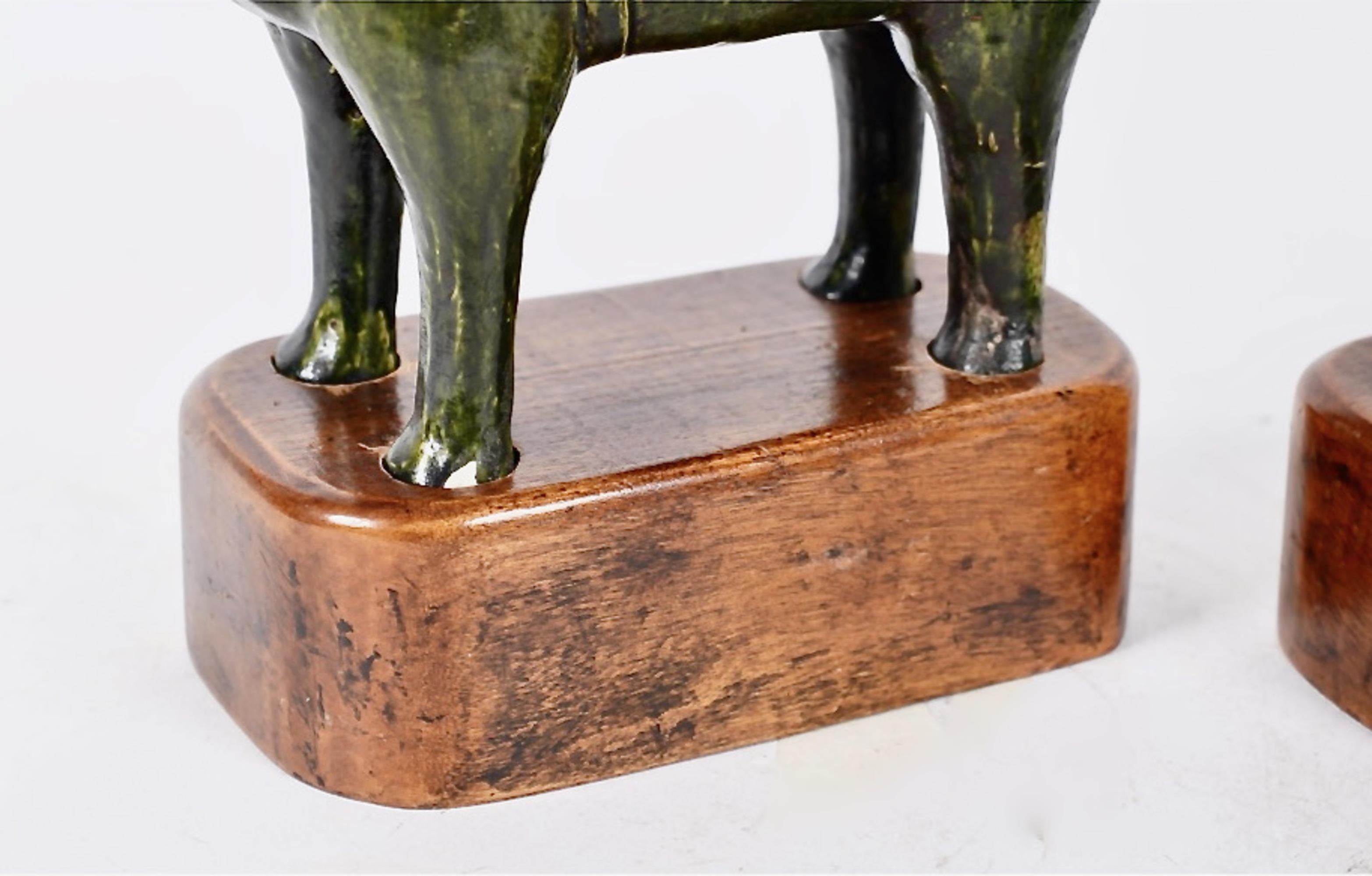 Vernissé Paire de chiens à glaçure verte de style Han en vente