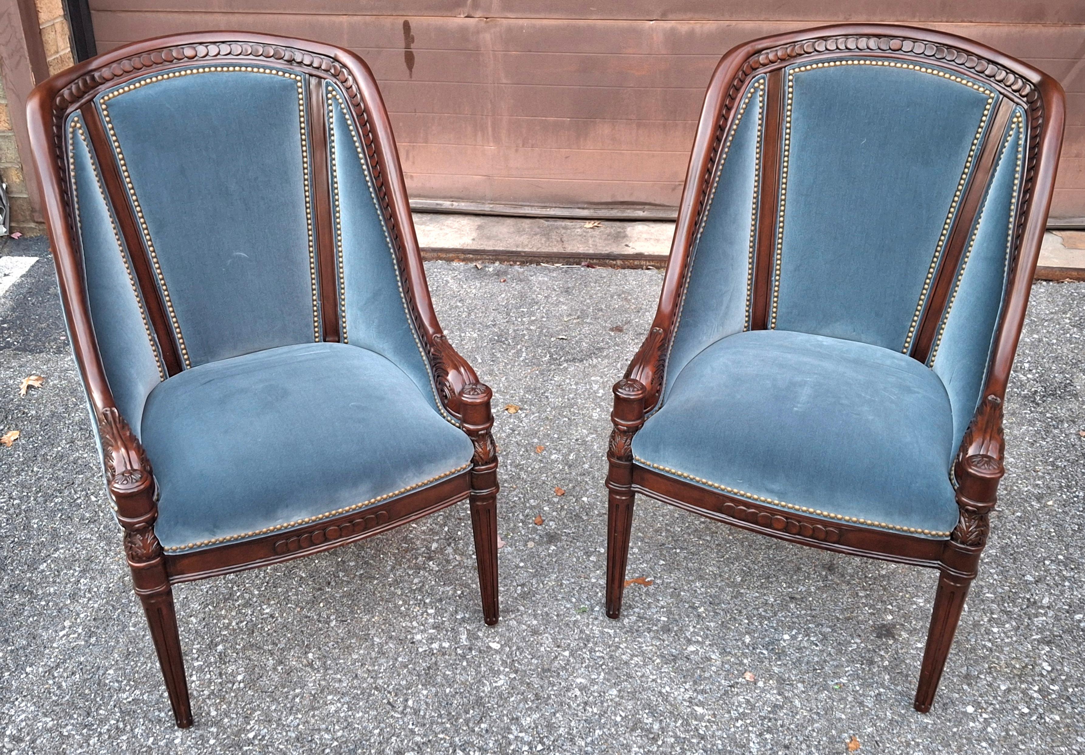 Paar Hancock & Moore Georgian Style Mahagoni und blauer Samt gepolsterte Stühle (Geschnitzt) im Angebot