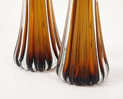 Paire de lampes de table en verre de Murano et laiton, soufflé à la bouche et cannelé, signé.