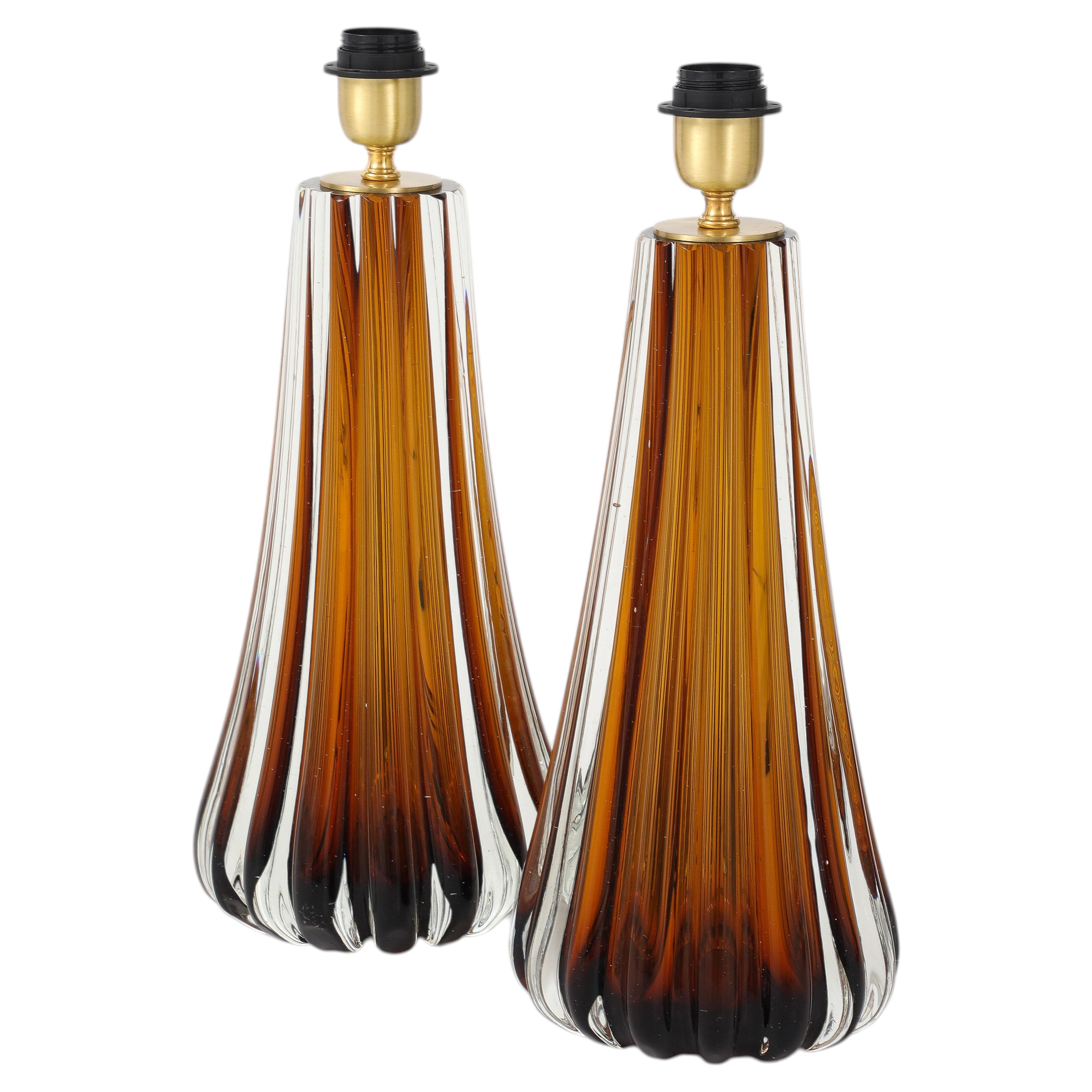 Paar mundgeblasene, kannelierte Tischlampen aus Murano-Sattelglas und Messing, signiert