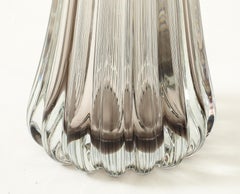 Paire de lampes de table en verre de Murano et laiton, soufflées à la main et cannelées, signées