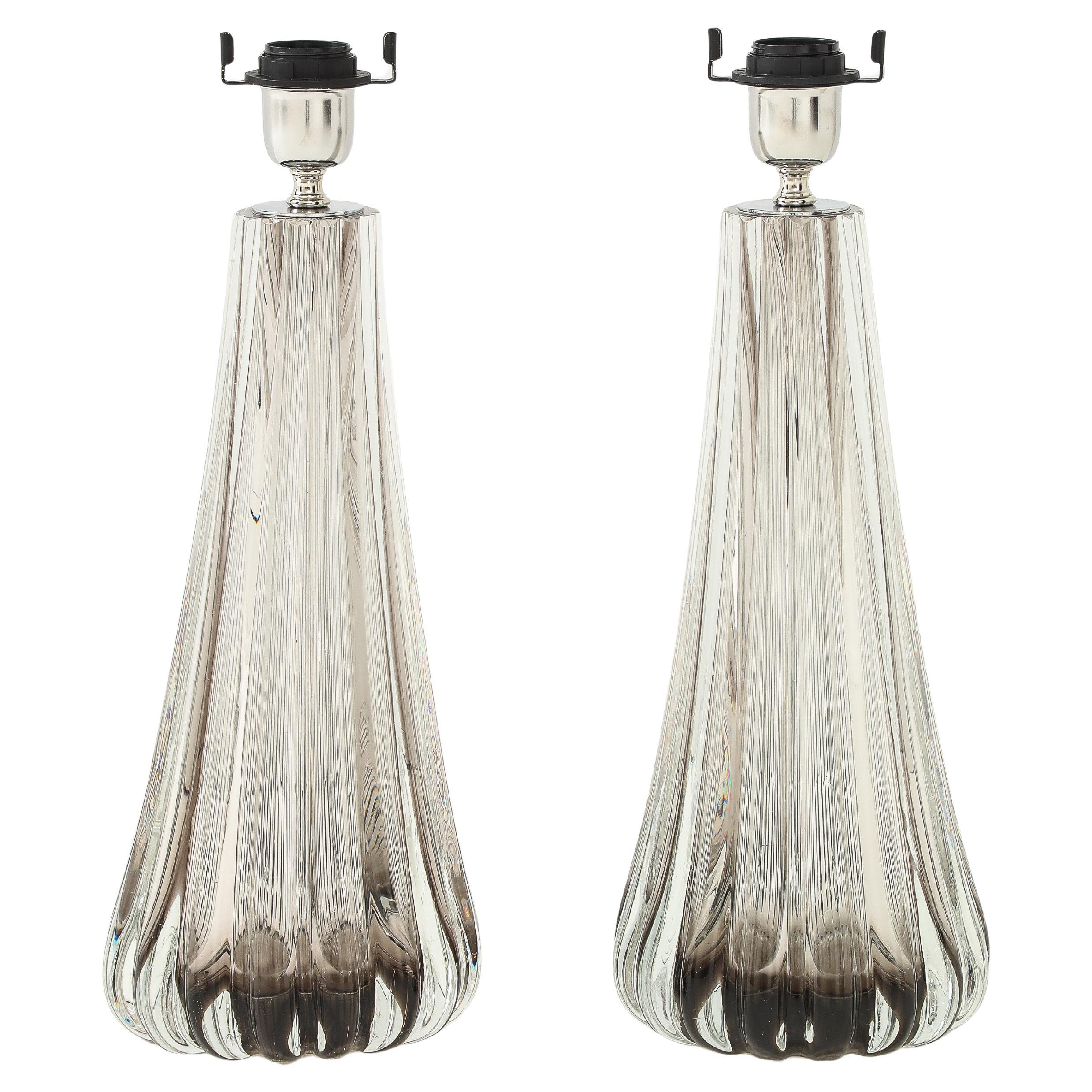 Pareja de lámparas de sobremesa de latón y cristal de Murano gris topo soplado a mano, firmadas