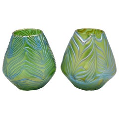 Pareja de jarrones Loetz Art Nouveau soplados a mano con irisaciones turquesa y verde
