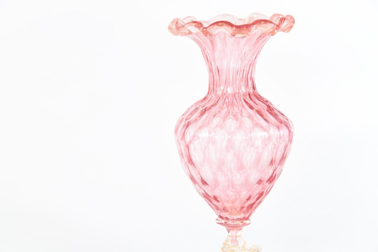 Diese hübschen venezianischen Vasen mit einer Höhe von 8 1/2