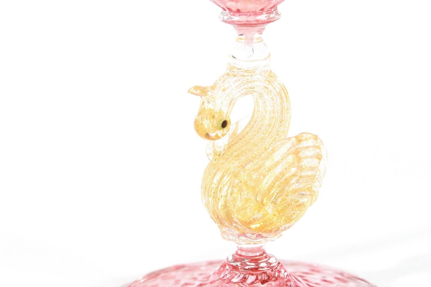 Paar mundgeblasene rosa & Blattgold venezianischen Vasen w / Figural Swan Stems Salviati im Zustand „Hervorragend“ im Angebot in Great Barrington, MA