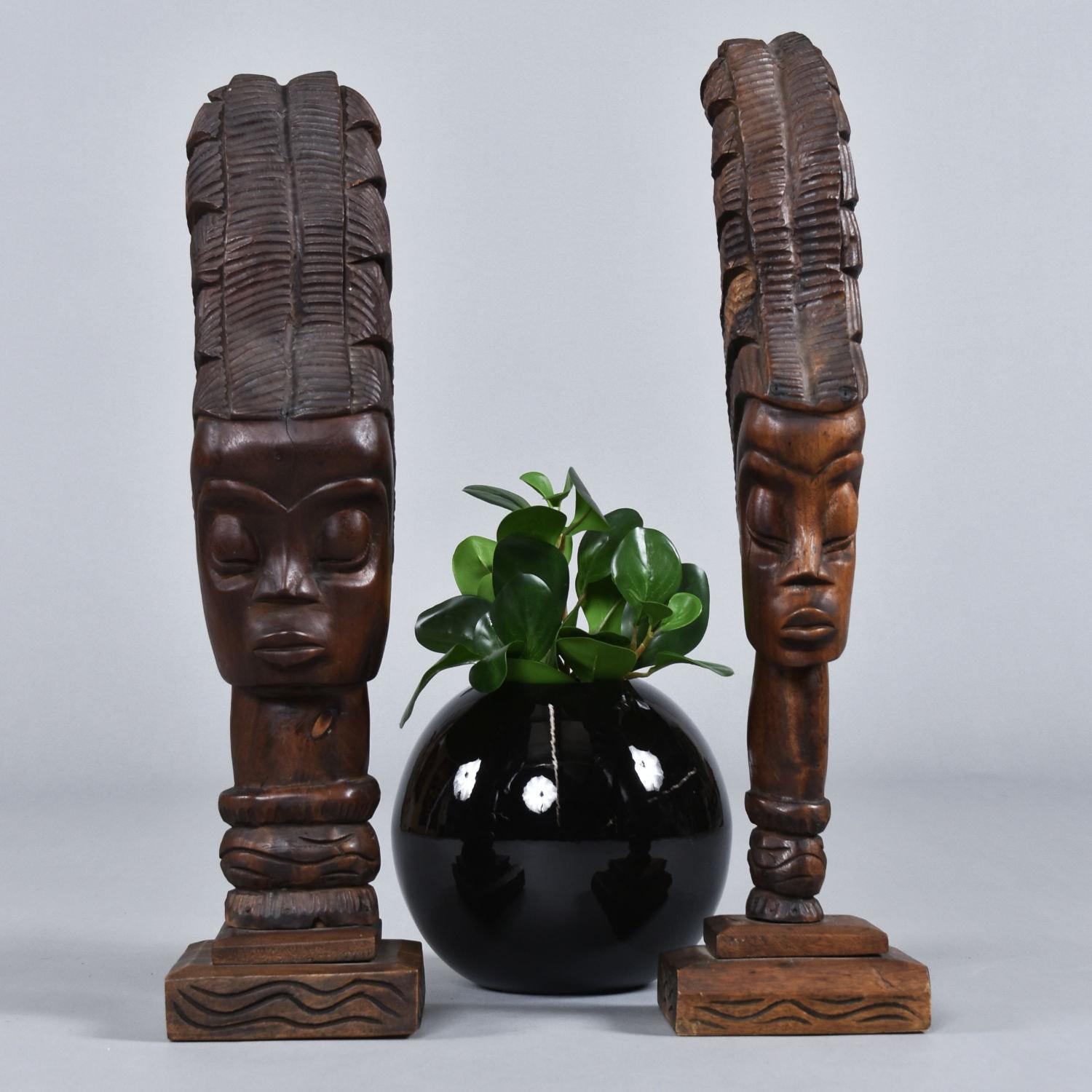 Paire de bustes de femmes africaines sculptés à la main. Chaque figurine est sculptée avec un savoir-faire exquis. La coiffe élaborée est emblématique de la fierté et de la beauté des femmes. Ces pièces sont sculptées en ronde-bosse (finition au