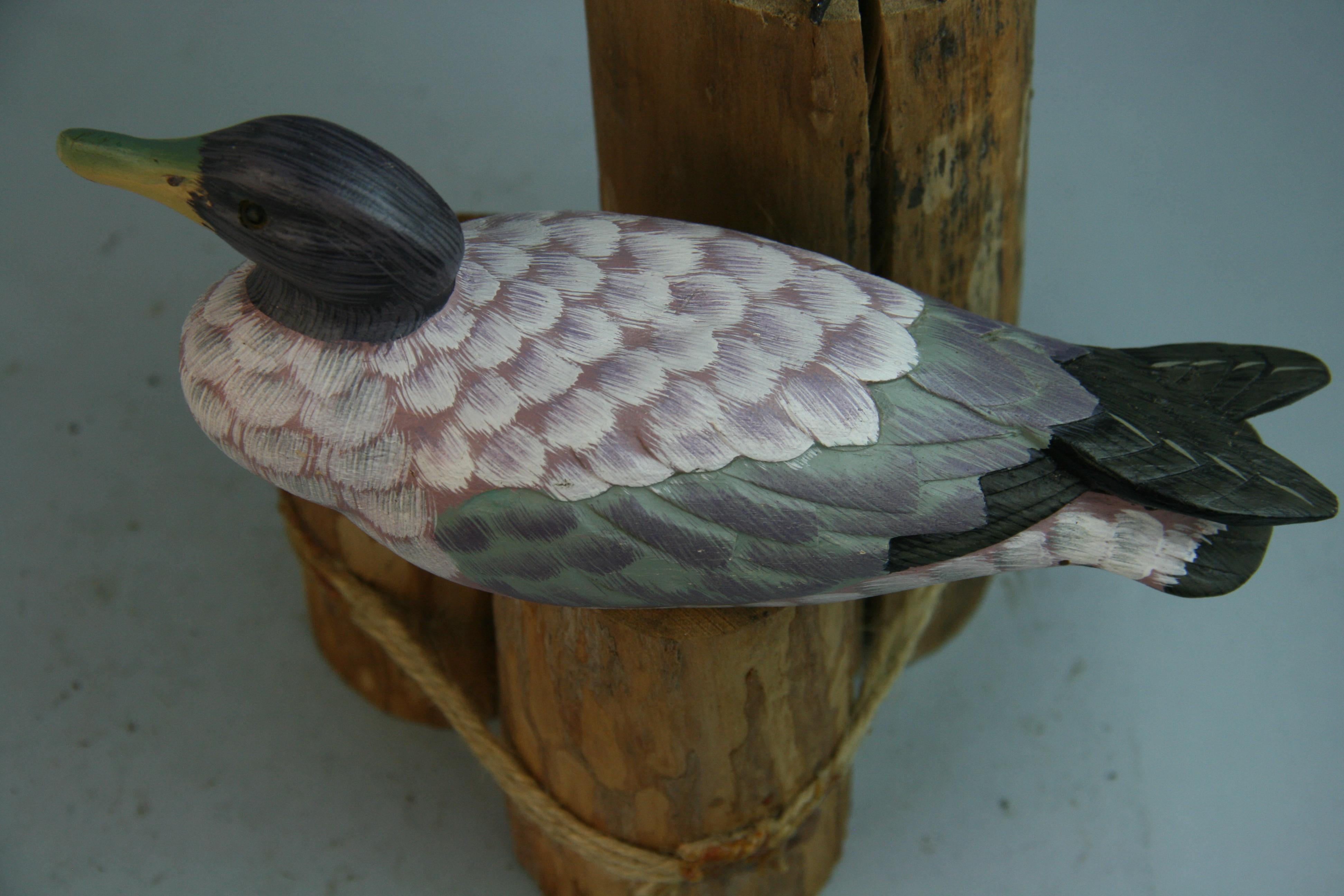 Paire d'oiseaux de mer sculptés et peints à la main sur poteau en bois en vente 6