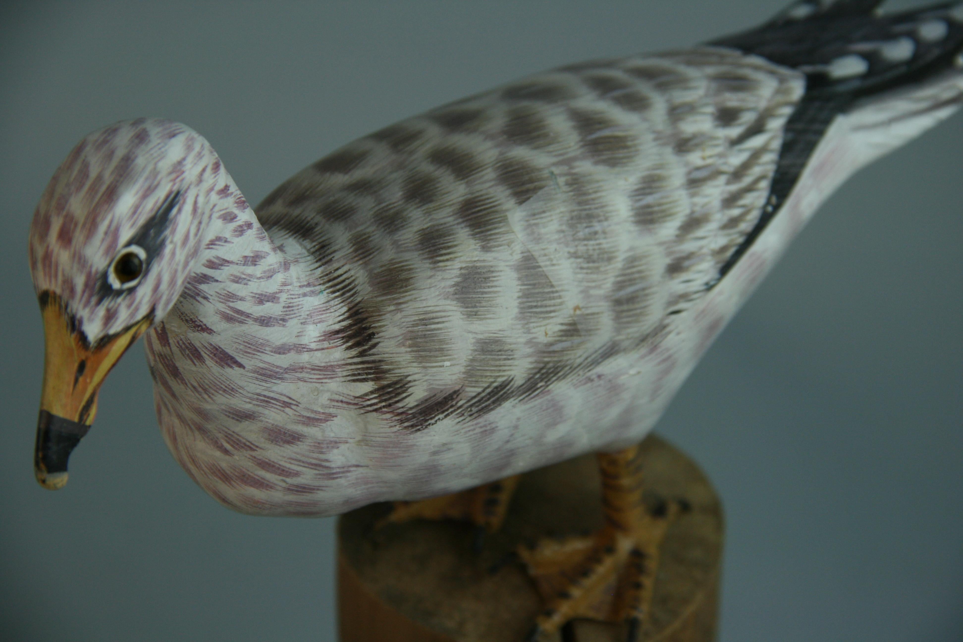 Paire d'oiseaux de mer sculptés et peints à la main sur poteau en bois en vente 7