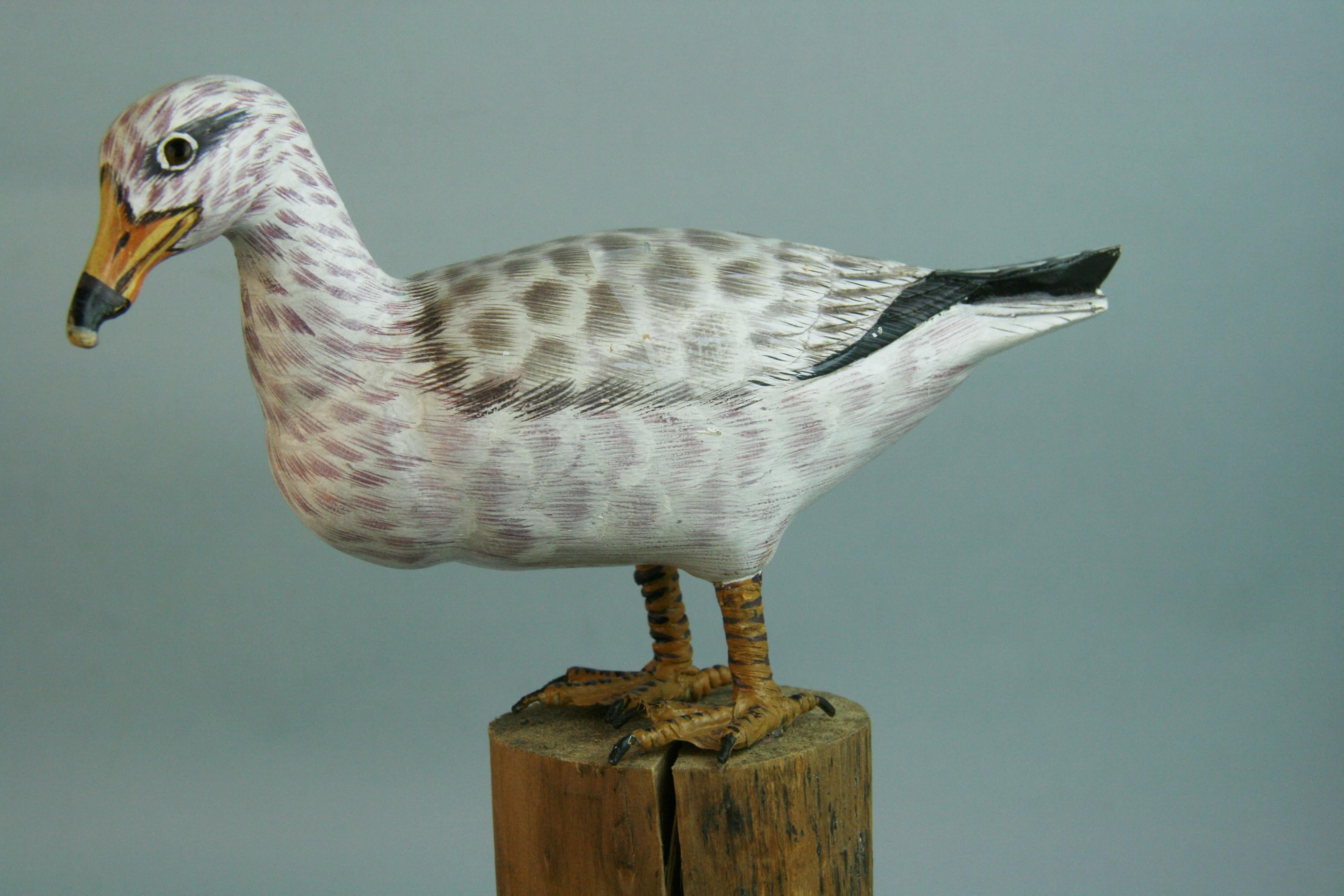 Paire d'oiseaux de mer sculptés et peints à la main sur poteau en bois Bon état - En vente à Douglas Manor, NY