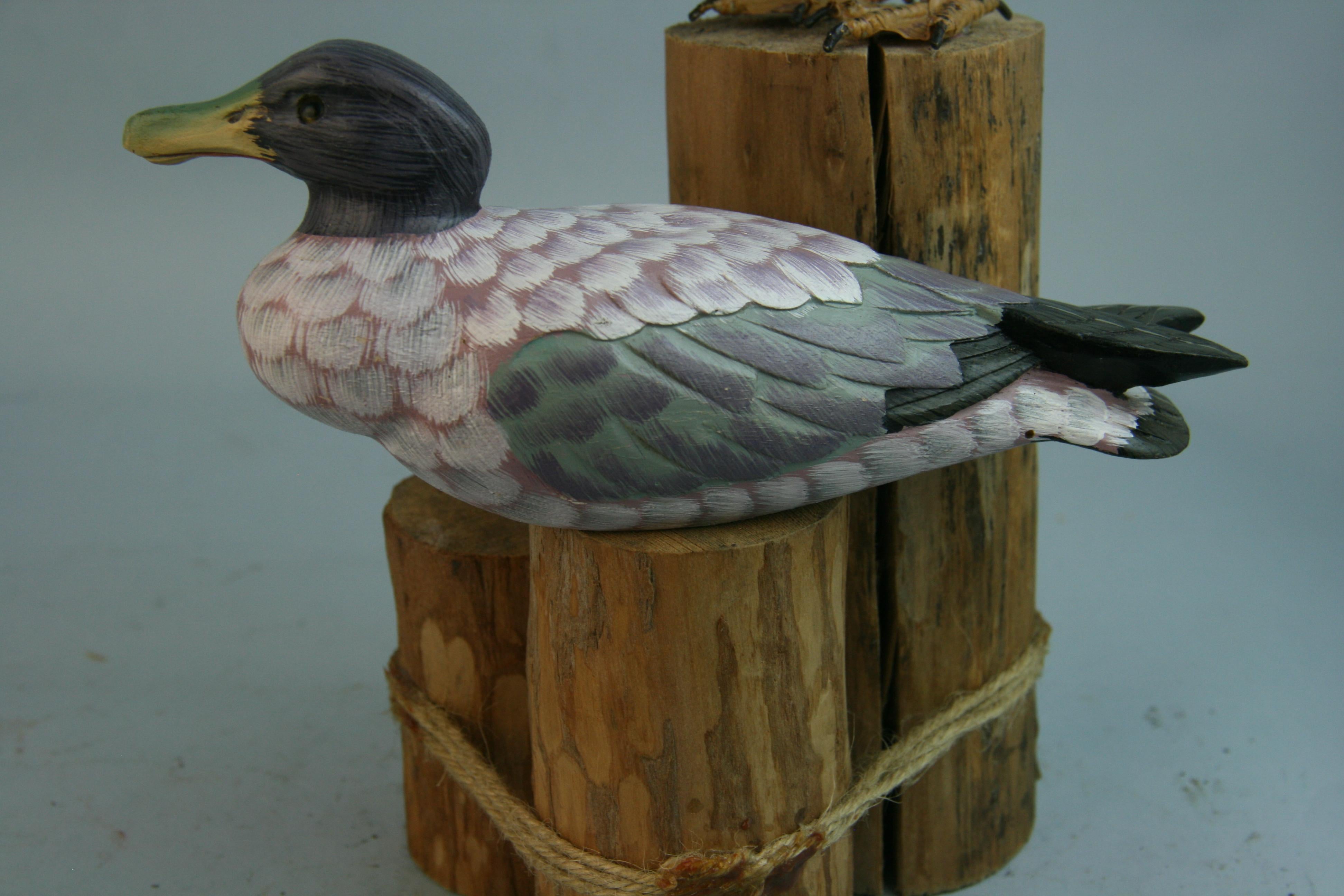 Bois de feuillus Paire d'oiseaux de mer sculptés et peints à la main sur poteau en bois en vente