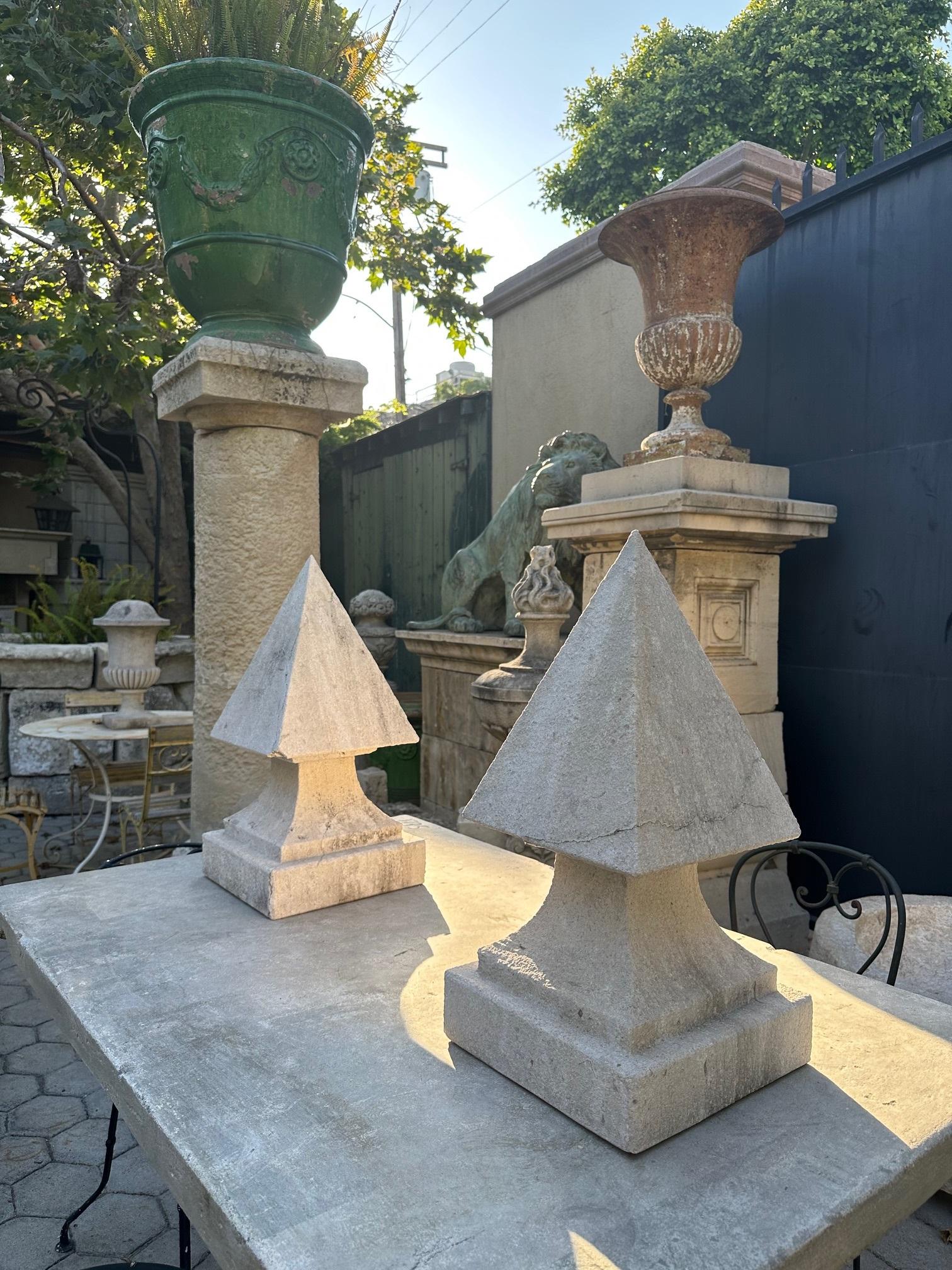 Pareja Piedra Antigua Tallada Pirámide Poste Jardín Entrada Remates Pirámide en venta 4