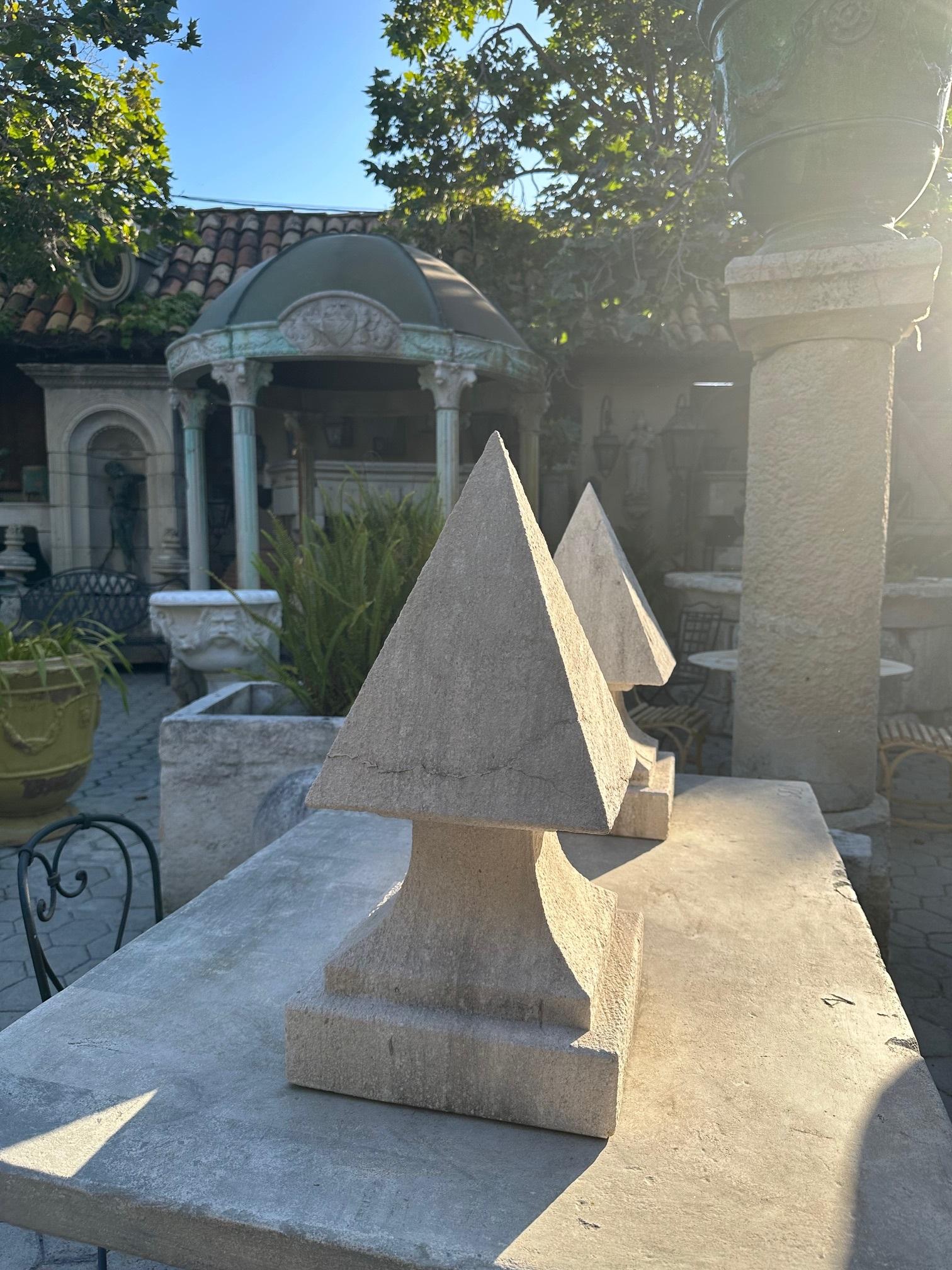 Pareja Piedra Antigua Tallada Pirámide Poste Jardín Entrada Remates Pirámide en venta 5