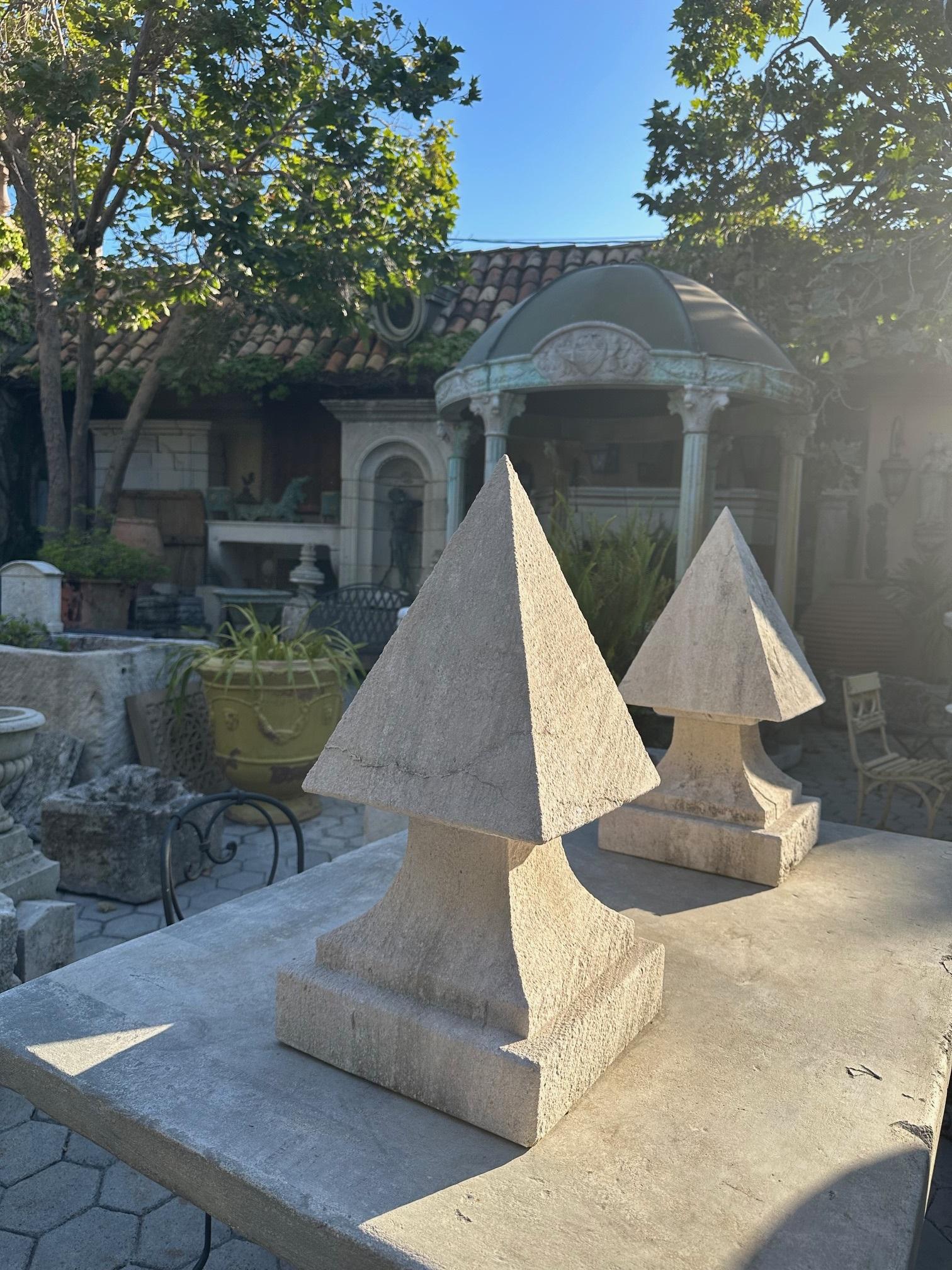 Pareja Piedra Antigua Tallada Pirámide Poste Jardín Entrada Remates Pirámide en venta 6