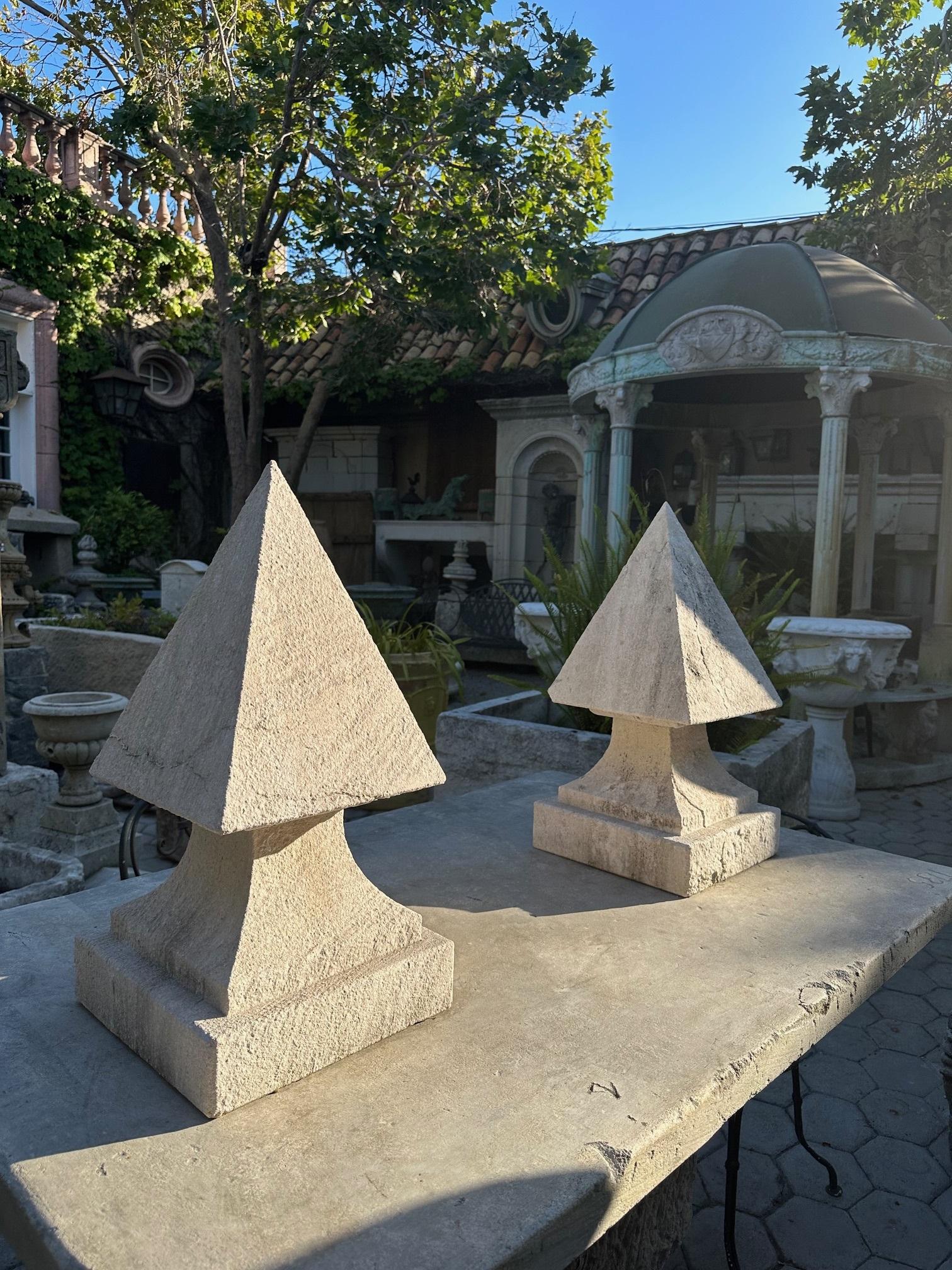 Pareja Piedra Antigua Tallada Pirámide Poste Jardín Entrada Remates Pirámide en venta 7