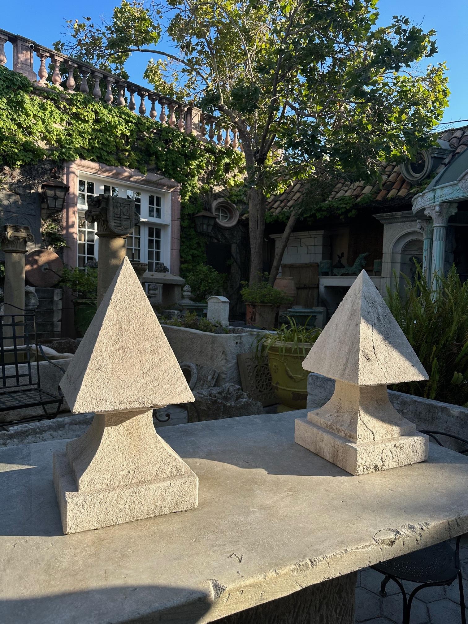 Pareja Piedra Antigua Tallada Pirámide Poste Jardín Entrada Remates Pirámide en venta 8