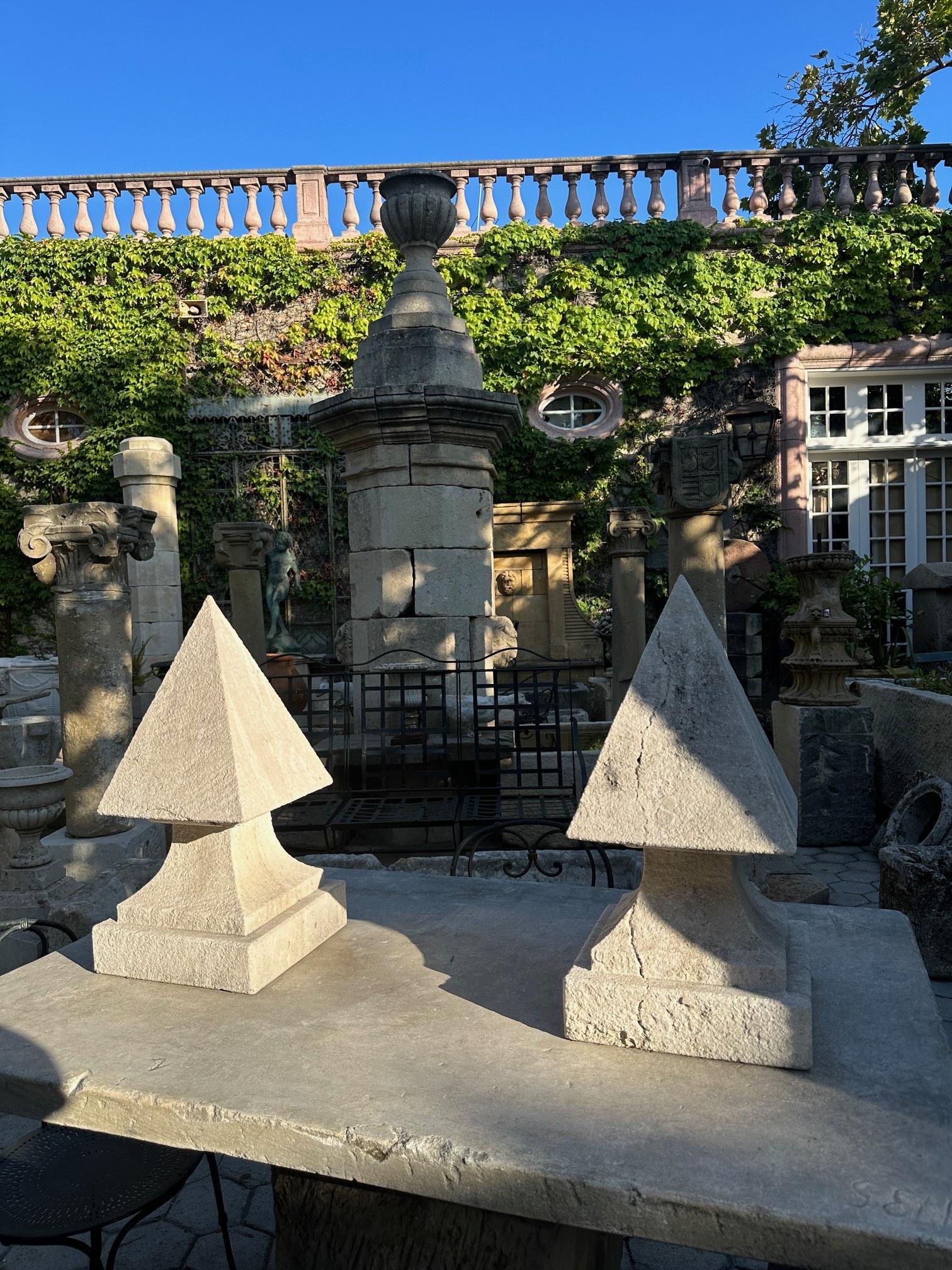 Pareja Piedra Antigua Tallada Pirámide Poste Jardín Entrada Remates Pirámide en venta 9