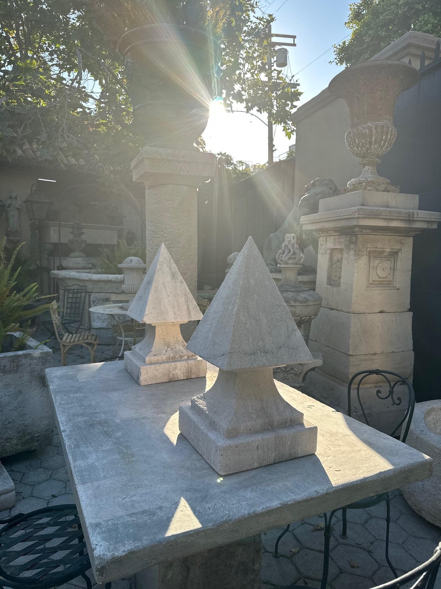 Pareja Piedra Antigua Tallada Pirámide Poste Jardín Entrada Remates Pirámide en venta 11