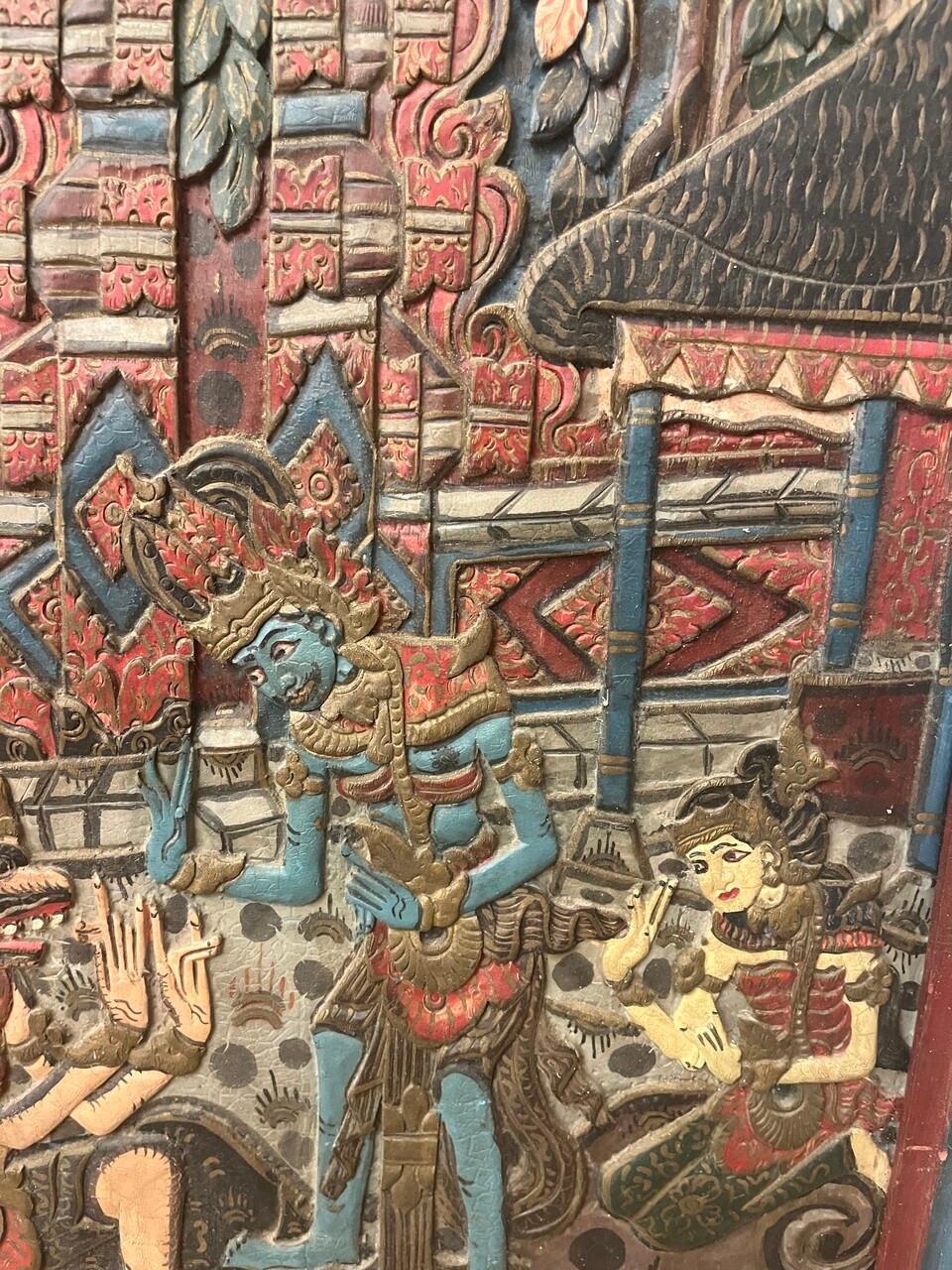 Versetzen Sie sich mit diesem Paar handgeschnitzter und handbemalter tibetischer Gottheiten aus dem 19. Jahrhundert auf Holztafeln in die Mystik des alten Tibet. Auf jeder Tafel sind göttliche Figuren dargestellt, die die spirituelle Essenz der