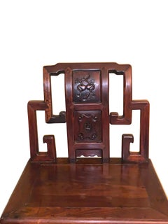 Paar handgeschnitzte Palisander-Hallenstühle:: China:: 19. Jahrhundert