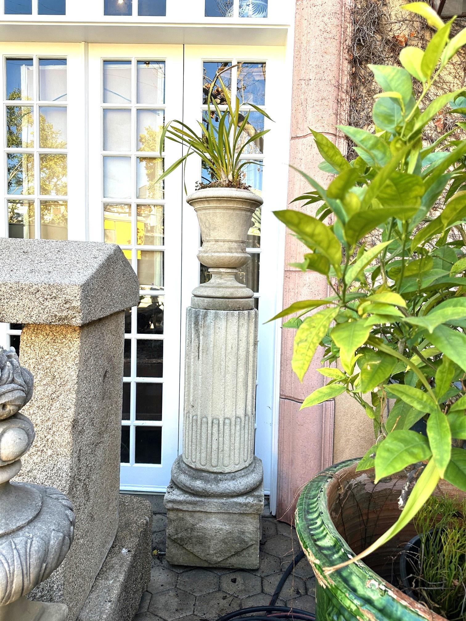 Paire de colonnes de pierre sculptées à la main, poteaux de jardin, base et piédestal Antiques Los Angeles en vente 8