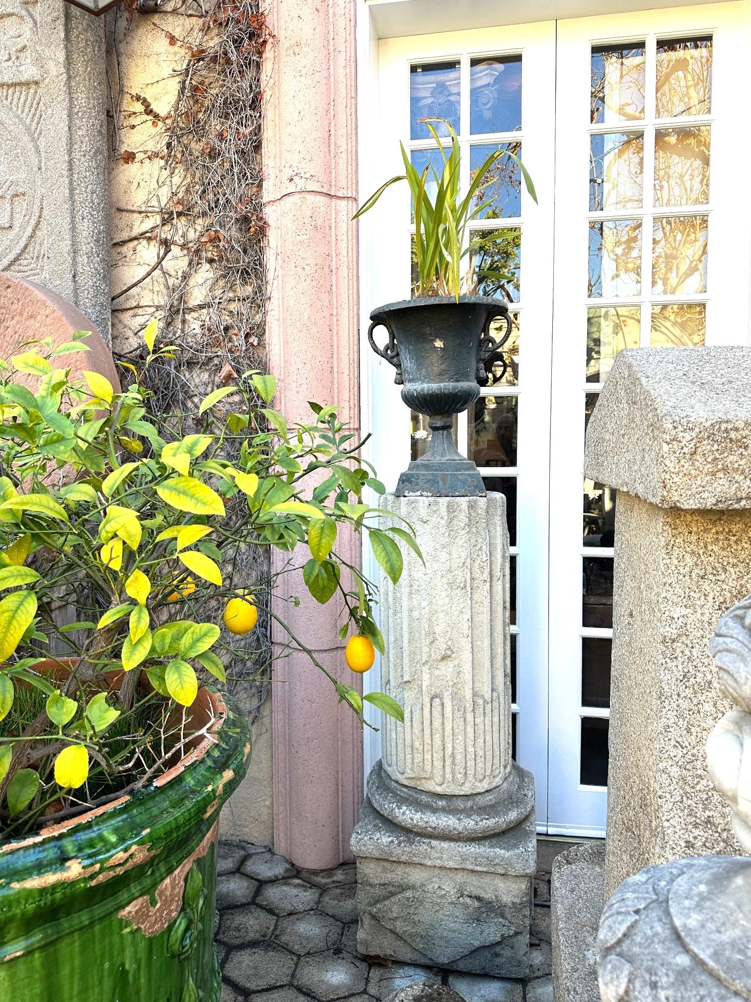 Paire de colonnes de pierre sculptées à la main, poteaux de jardin, base et piédestal Antiques Los Angeles en vente 9