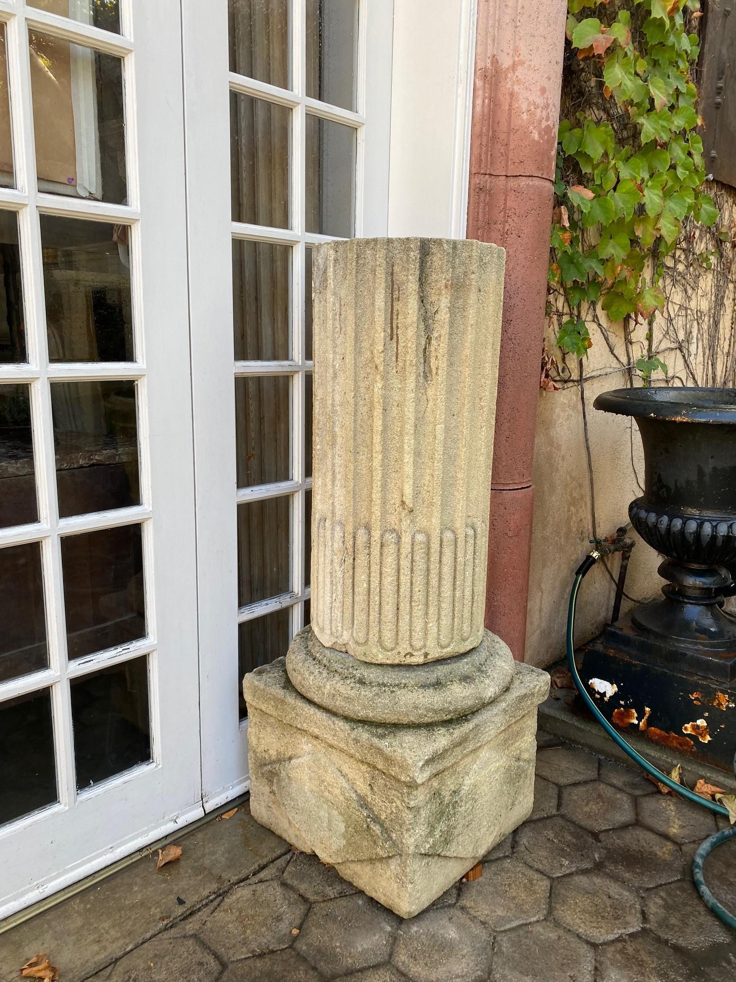 Paire de colonnes de pierre sculptées à la main, poteaux de jardin, base et piédestal Antiques Los Angeles en vente 11