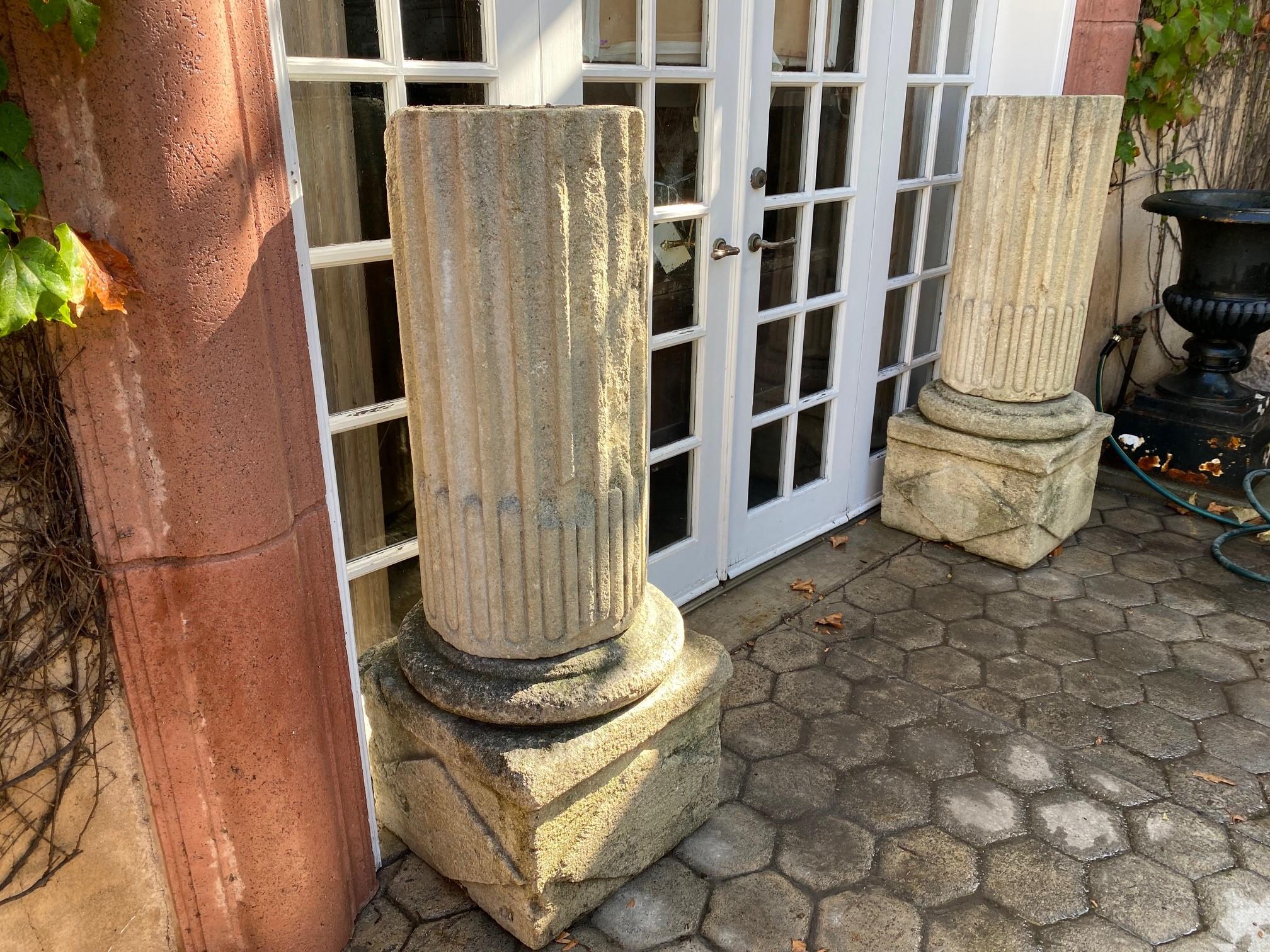 Sculpté à la main Paire de colonnes de pierre sculptées à la main, poteaux de jardin, base et piédestal Antiques Los Angeles en vente