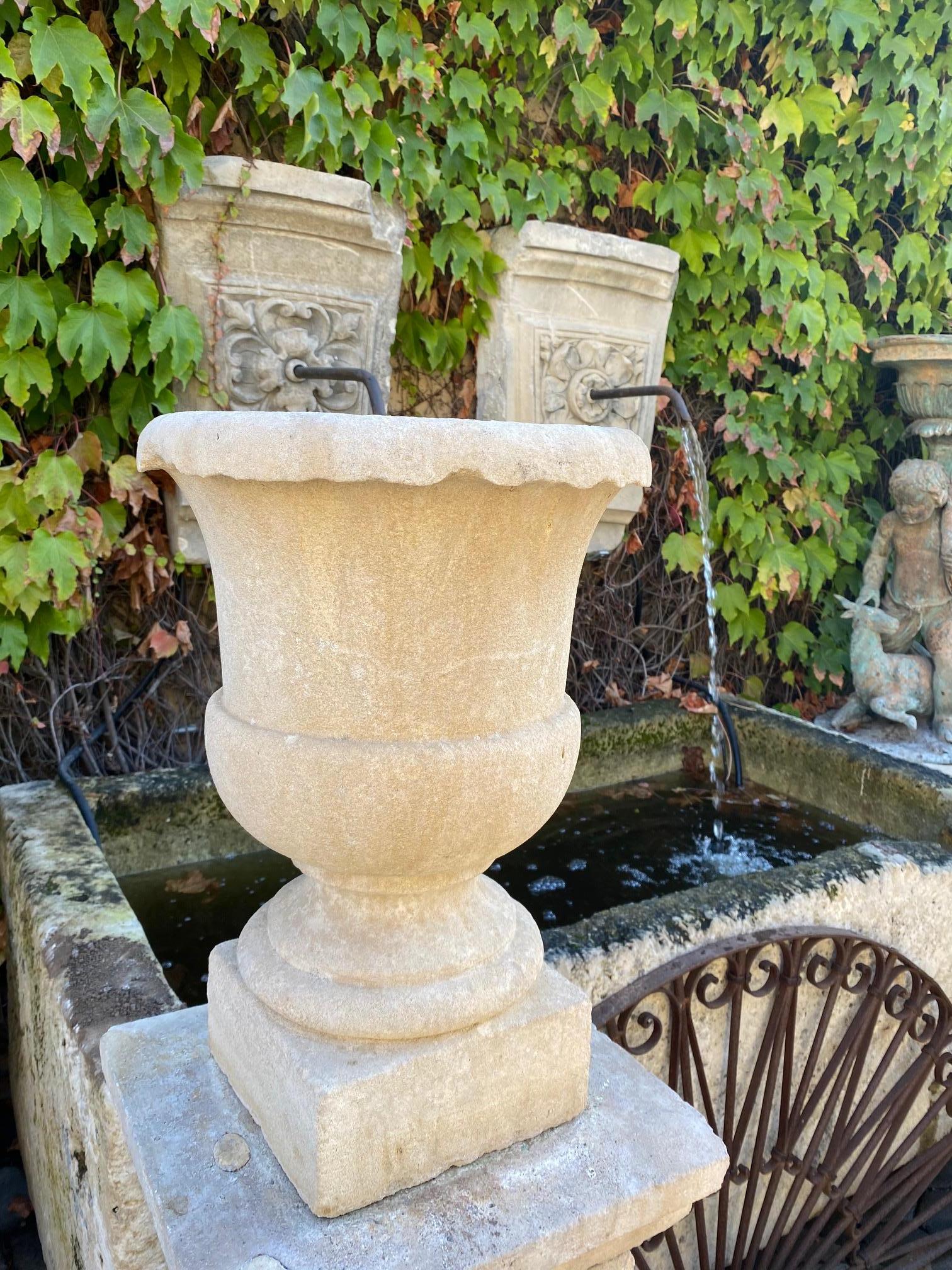 Français Pair Hand Carved Urns jardinières Stone Pillar Finials Decorative Vase Rustic en vente